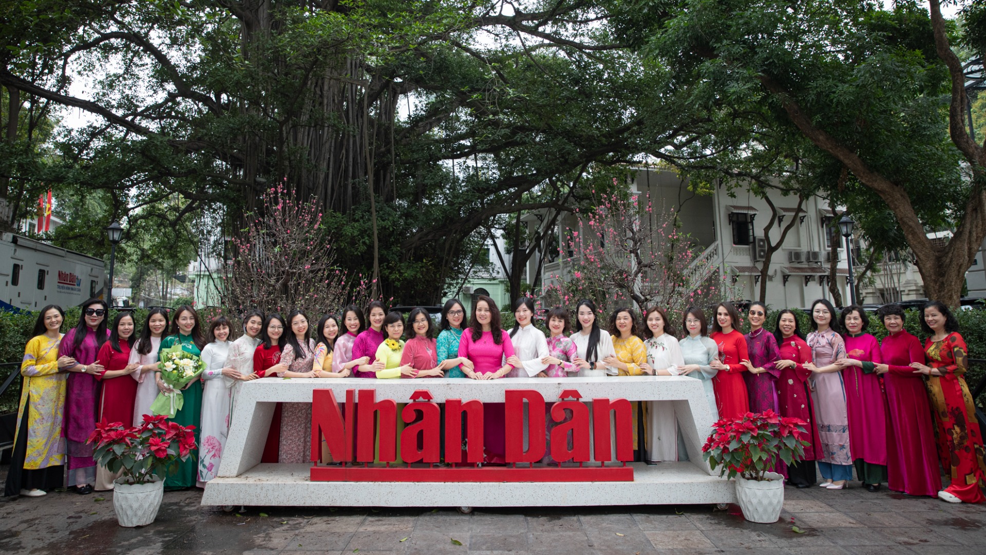 [Foto] Empleadas del periódico Nhan Dan lucen con gracia el ‘ao dai’