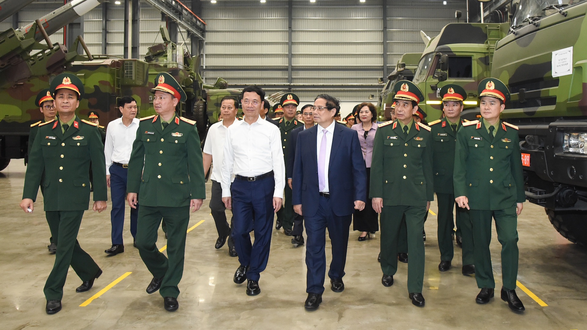 [Foto] Premier vietnamita se reúne con representantes de corporación militar Viettel