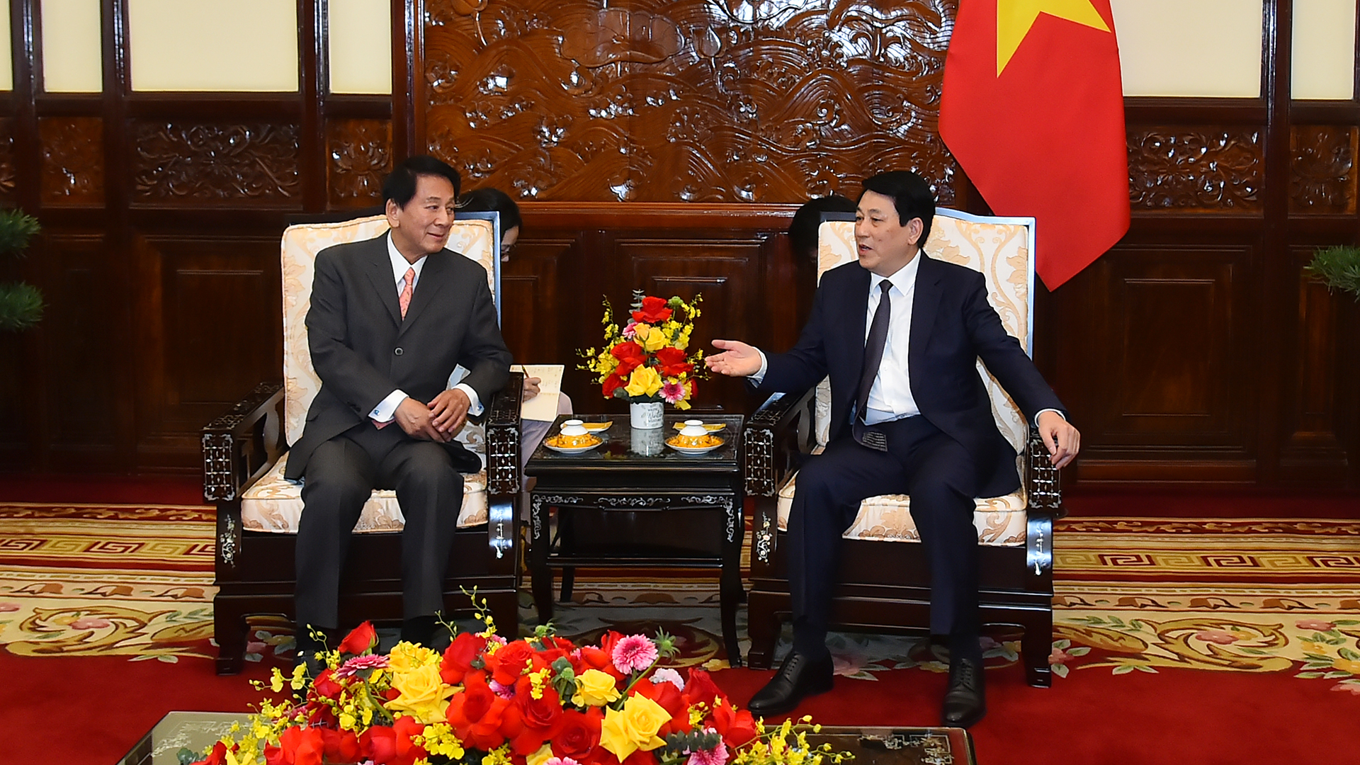 [Foto] Presidente Luong Cuong recibe a exembajador especial de Vietnam y Japón