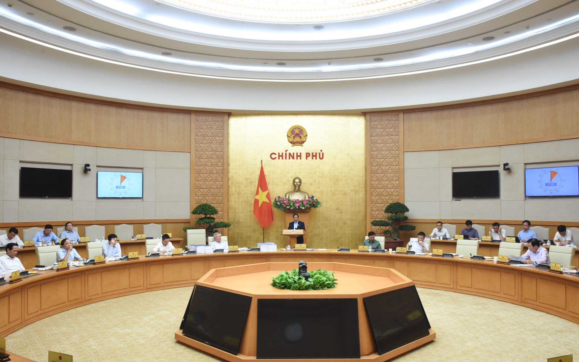 [Foto] Premier vietnamita preside reunión gubernamental sobre reorganización de unidades administrativas
