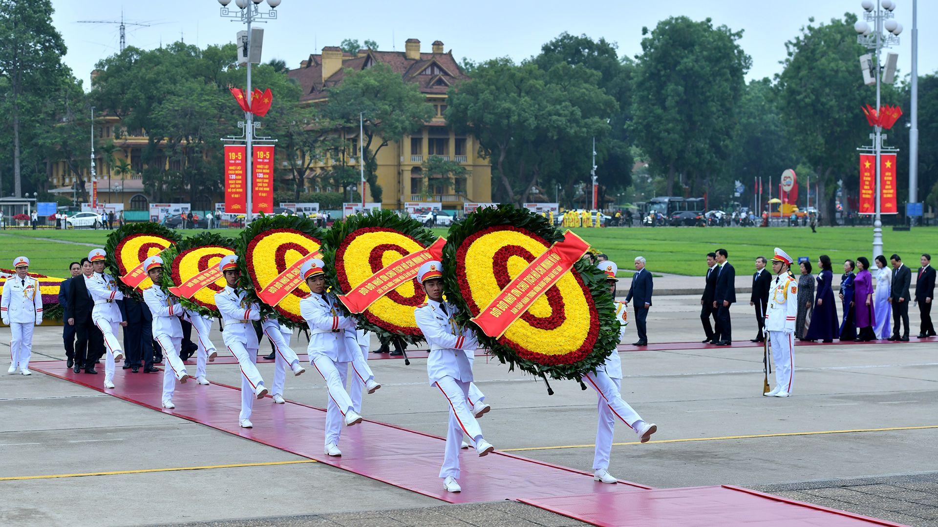 [Foto] Dirigentes del Partido y del Estado rinden homenaje al Presidente Ho Chi Minh