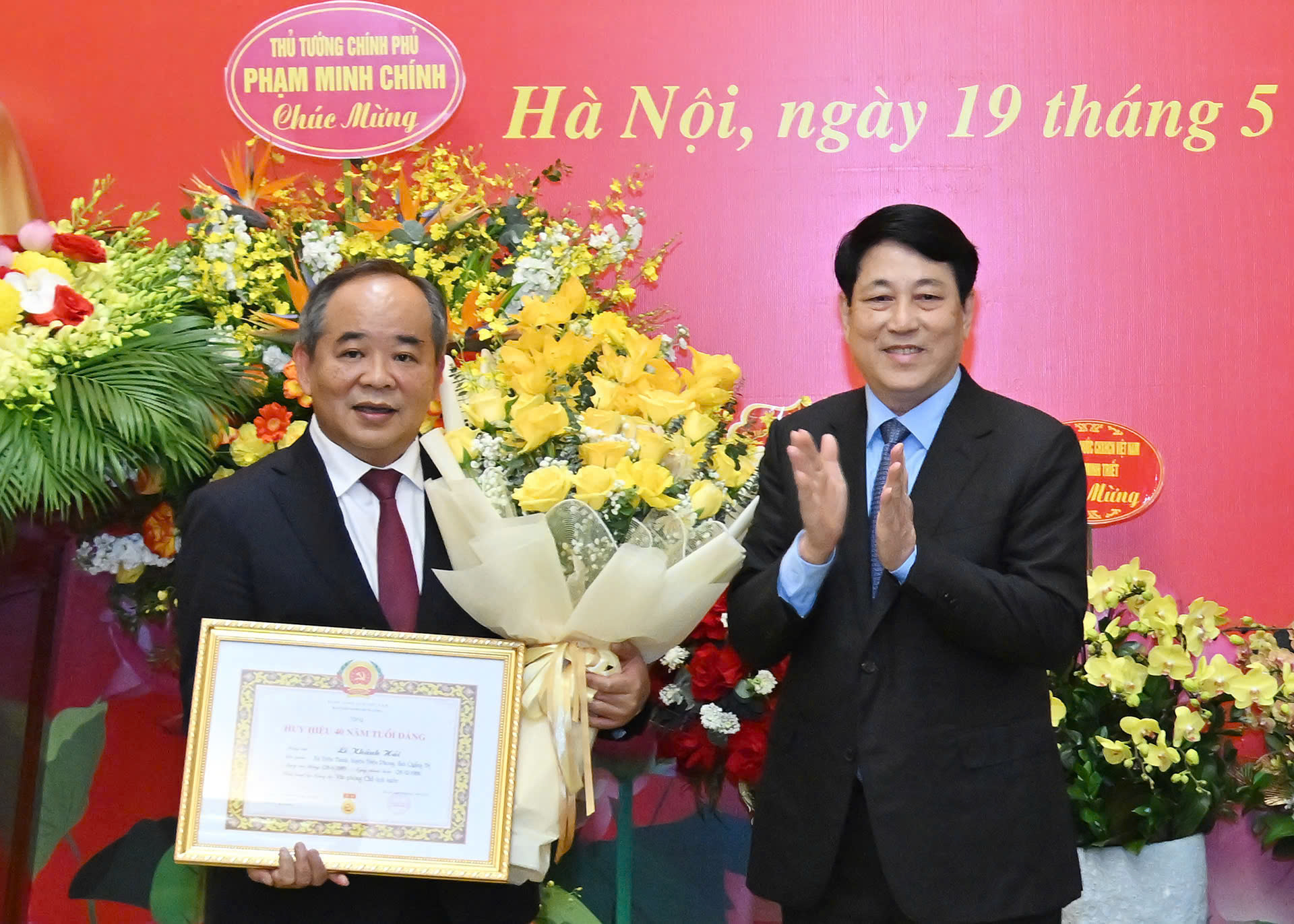 [Foto] Presidente Luong Cuong entrega insignia a funcionario con 40 años de membresía en el Partido