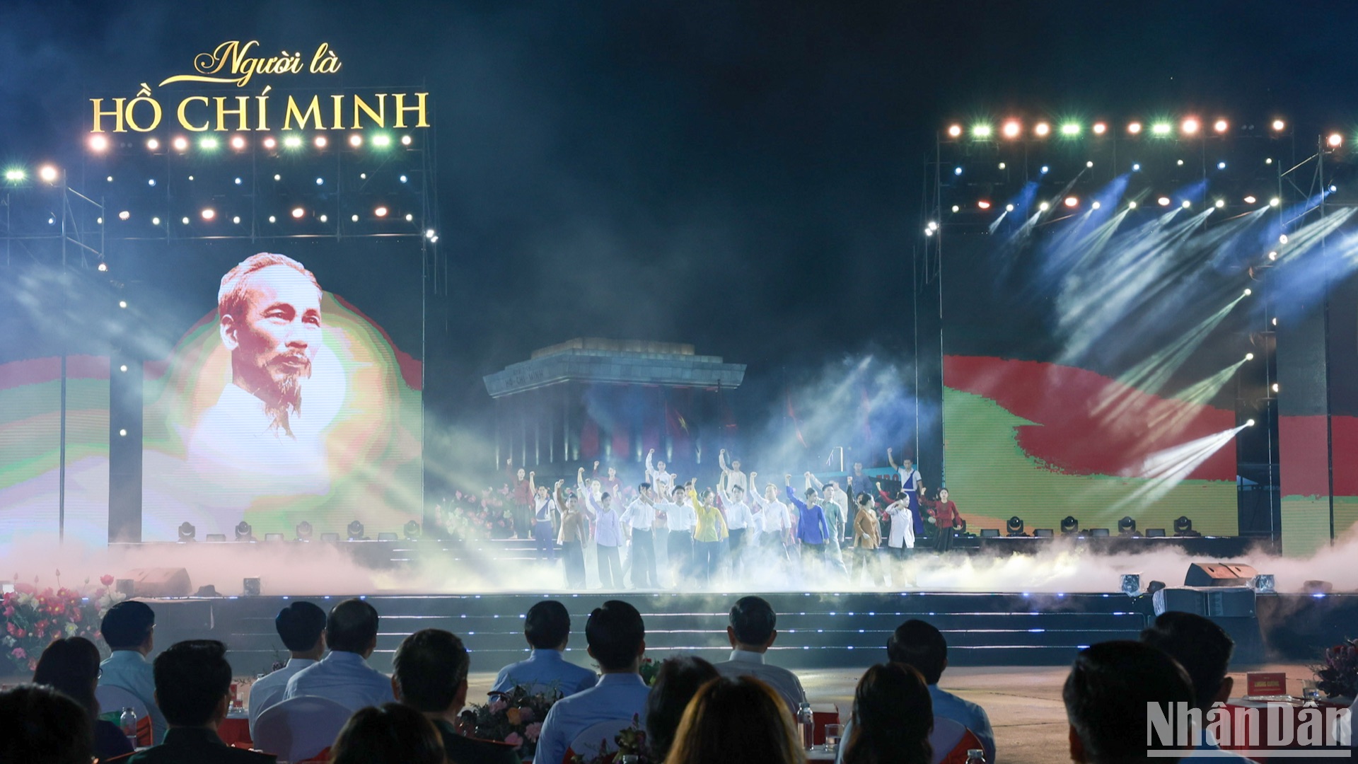 [Foto] Dirigentes vietnamitas asisten a programa artístico especial en homenaje al Presidente Ho Chi Minh