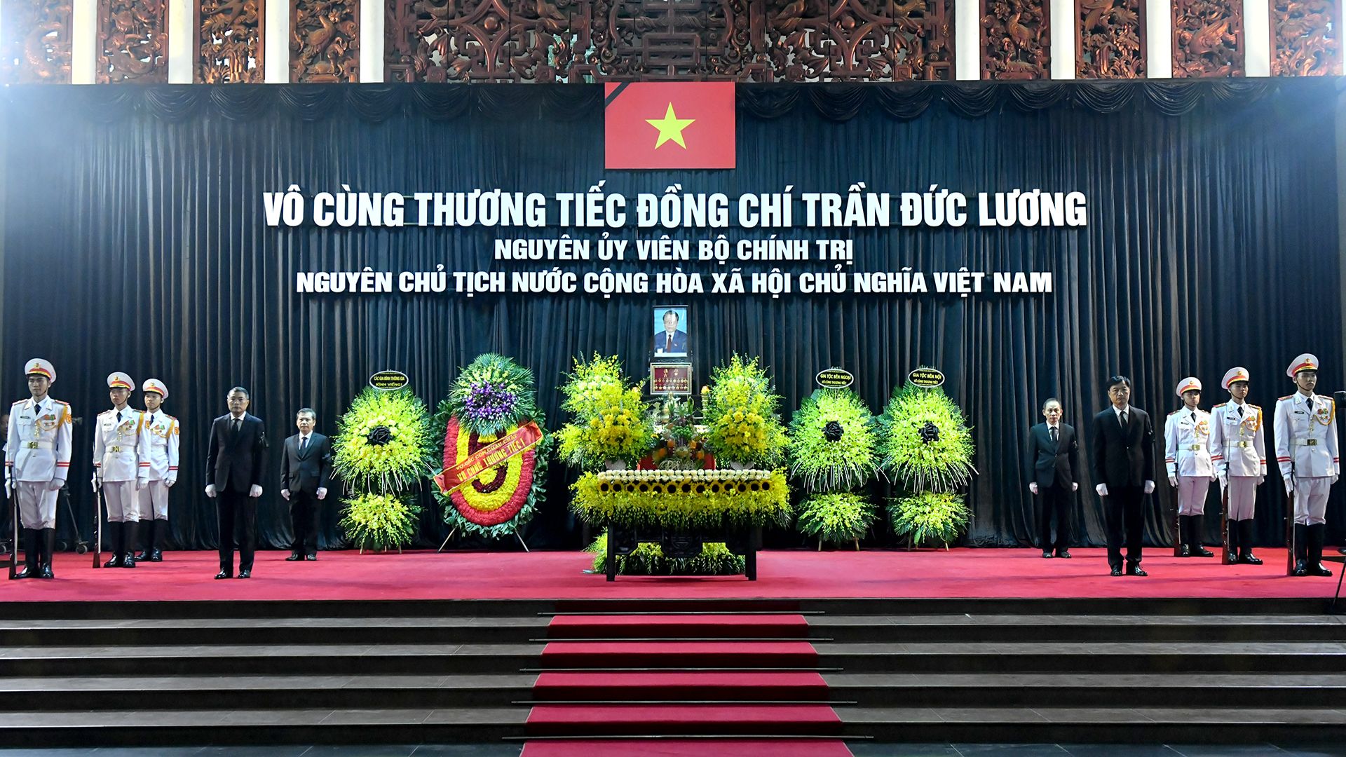 [Foto] Dirigentes del Partido y del Estado rinden homenaje al expresidente Tran Duc Luong