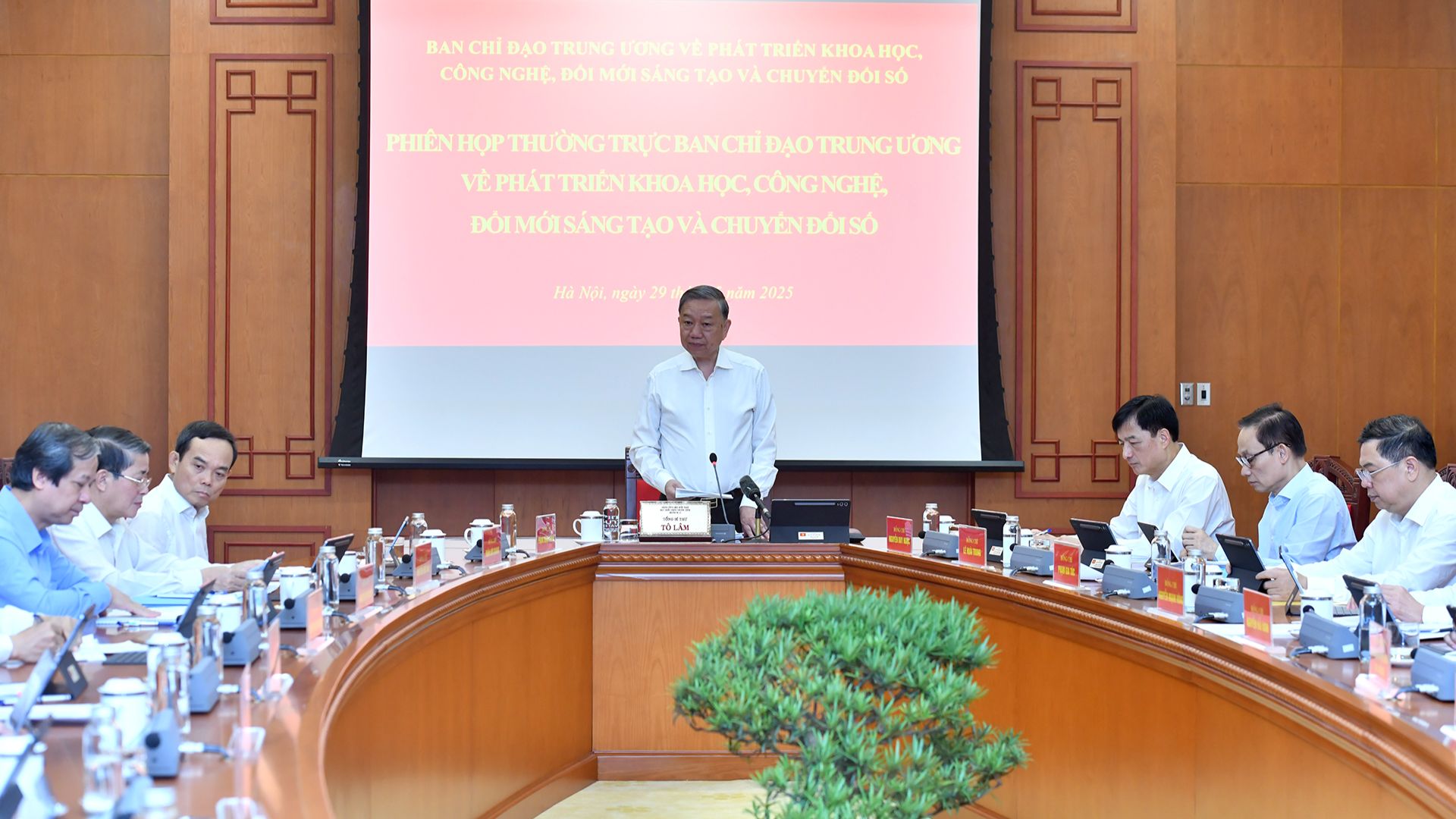 [Foto] Dirigente partidista vietnamita preside reunión con Comité Directivo Central para desarrollo de ciencia y tecnología