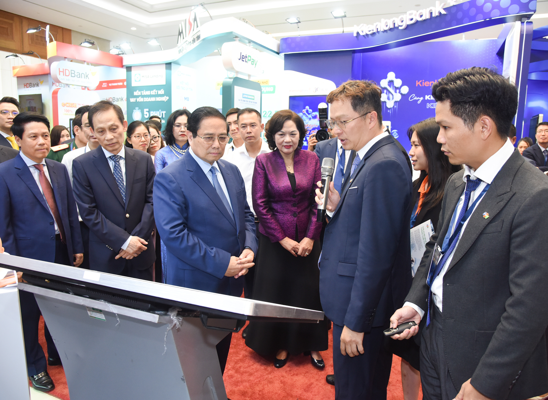 [Foto] Premier vietnamita asiste a evento de transformación digital del sector bancario
