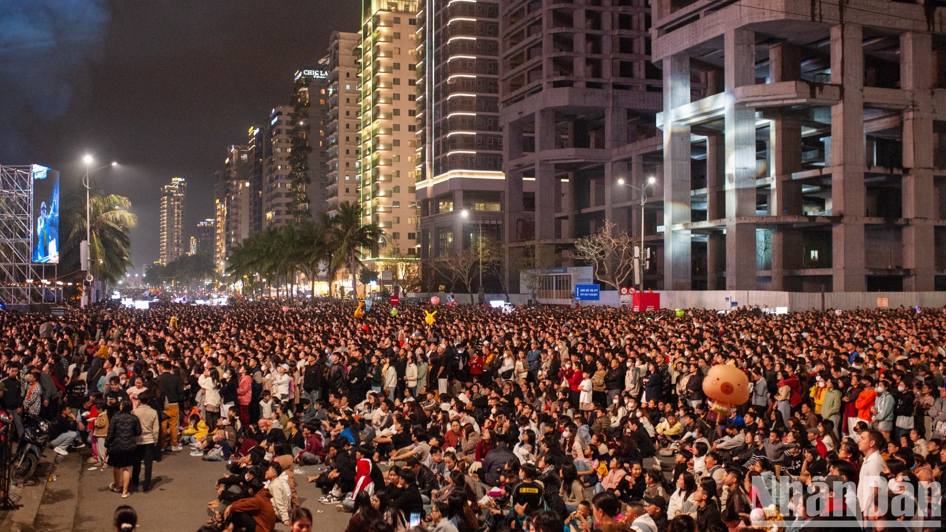 [Foto] "Mar de gente" da la bienvenida al Año Nuevo 2025 en ciudad vietnamita de Da Nang 