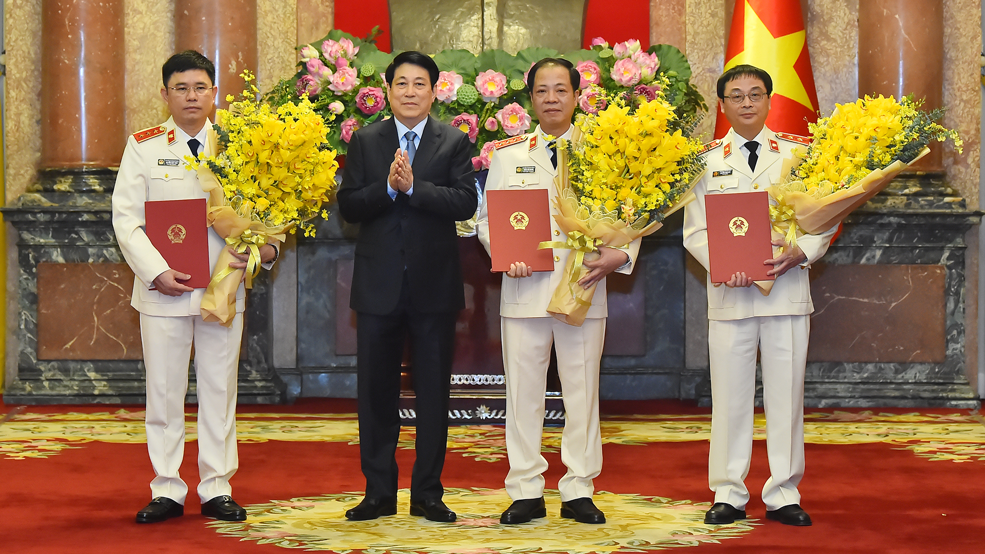 [Foto] Entrega decisión de nombramiento al vicepresidente de la Fiscalía Popular Suprema de Vietnam