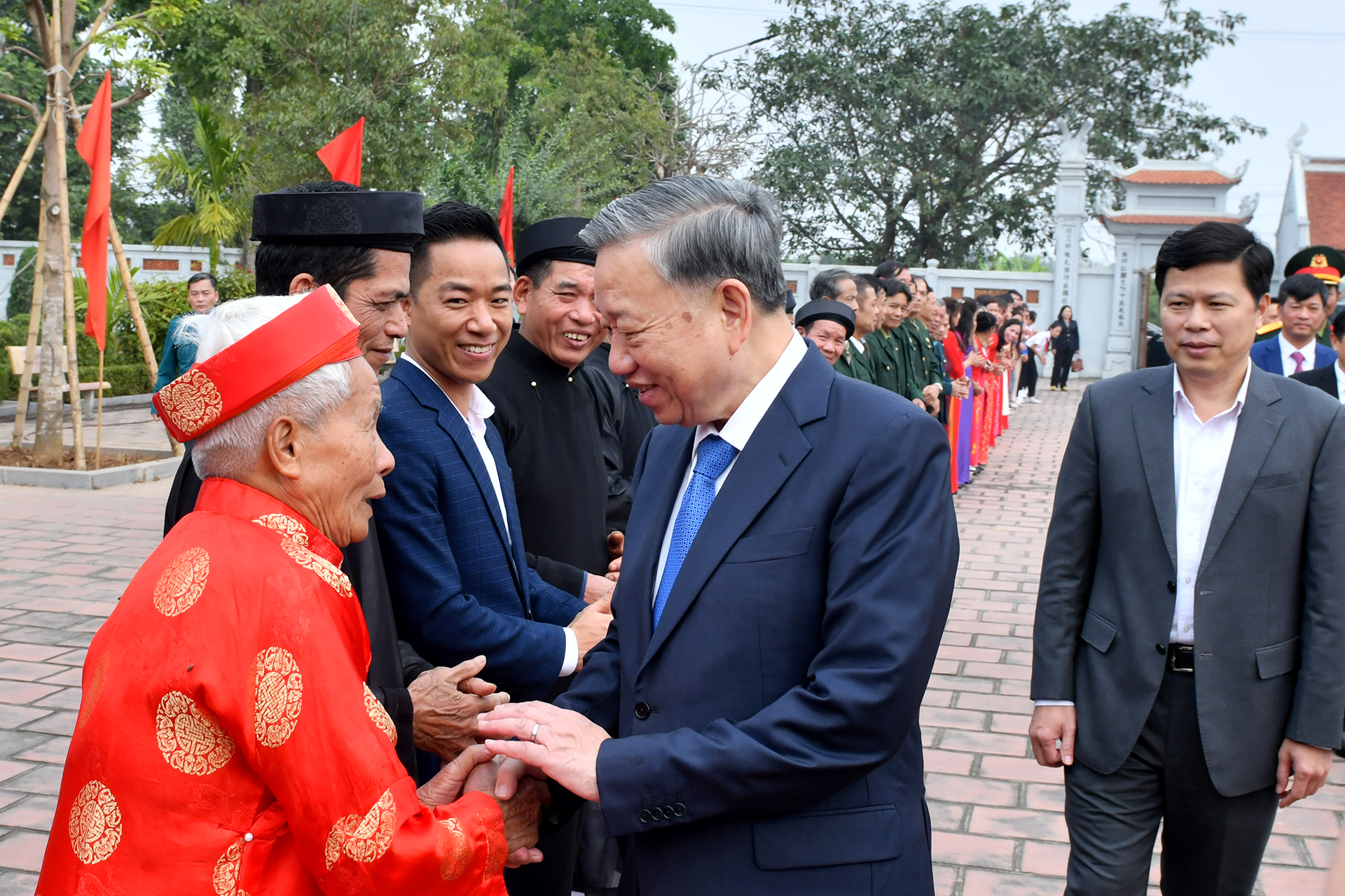 [Foto] Líder partidista vietnamita extiende saludos del Tet a gobierno y pueblo de provincia de Hung Yen