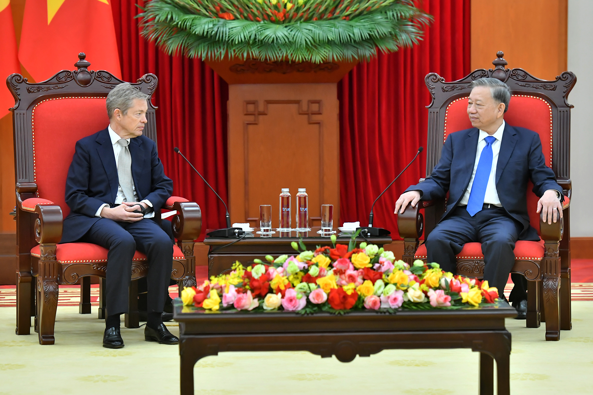 [Foto] Líder partidista vietnamita recibe a fundador y presidente de la empresa de inversión Berggruen Holdings e Instituto Berggruen