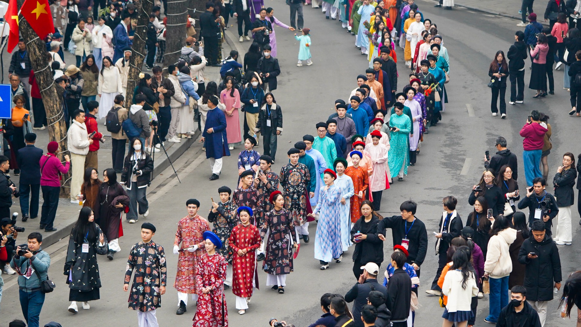 [Foto] 400 personas vestidas con trajes tradicionales vietnamitas desfilan por el casco antiguo de Hanói