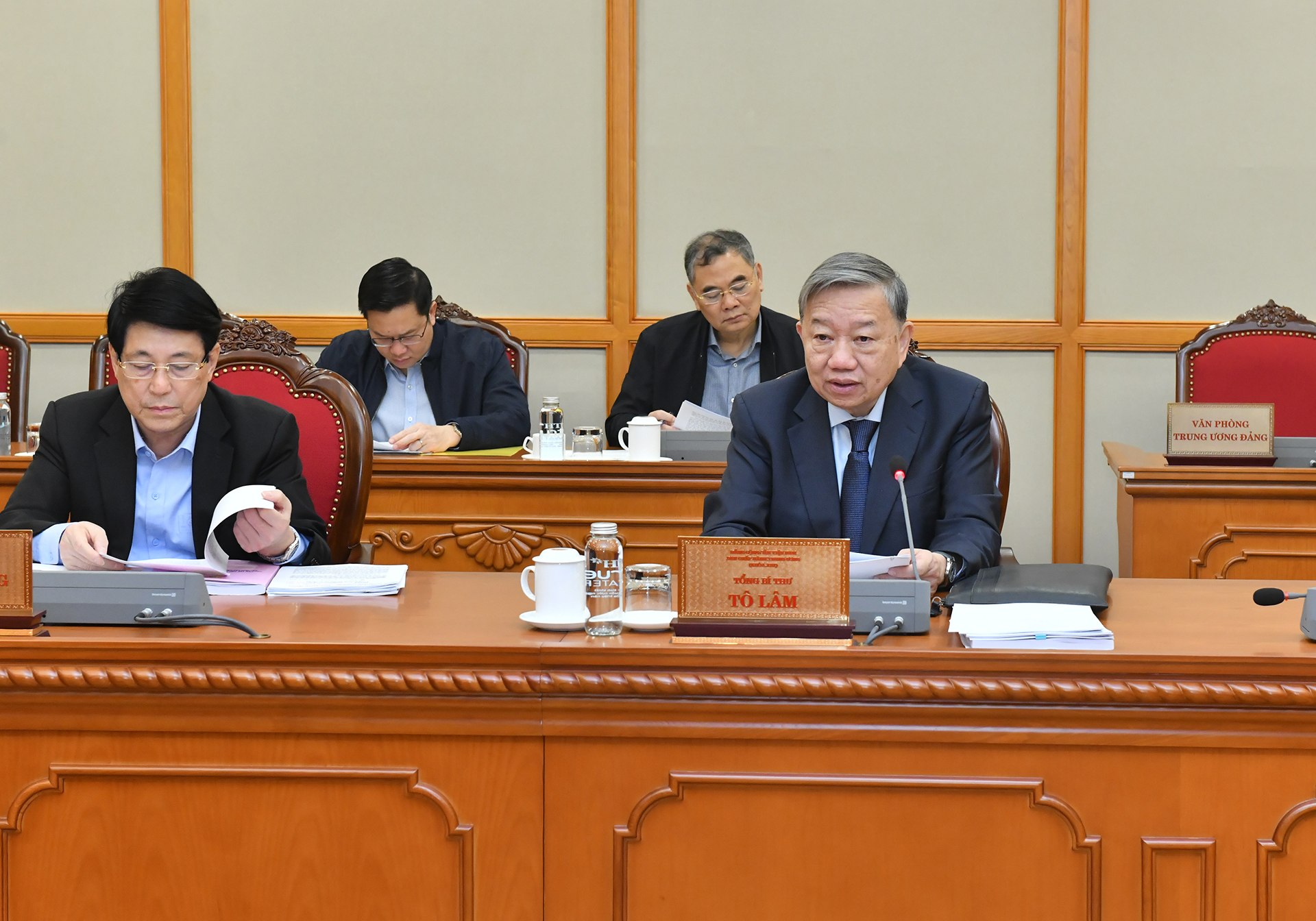 [Foto] Líder partidista de Vietnam preside reunión para revisar la implementación de la Resolución No.18-NQ/TW