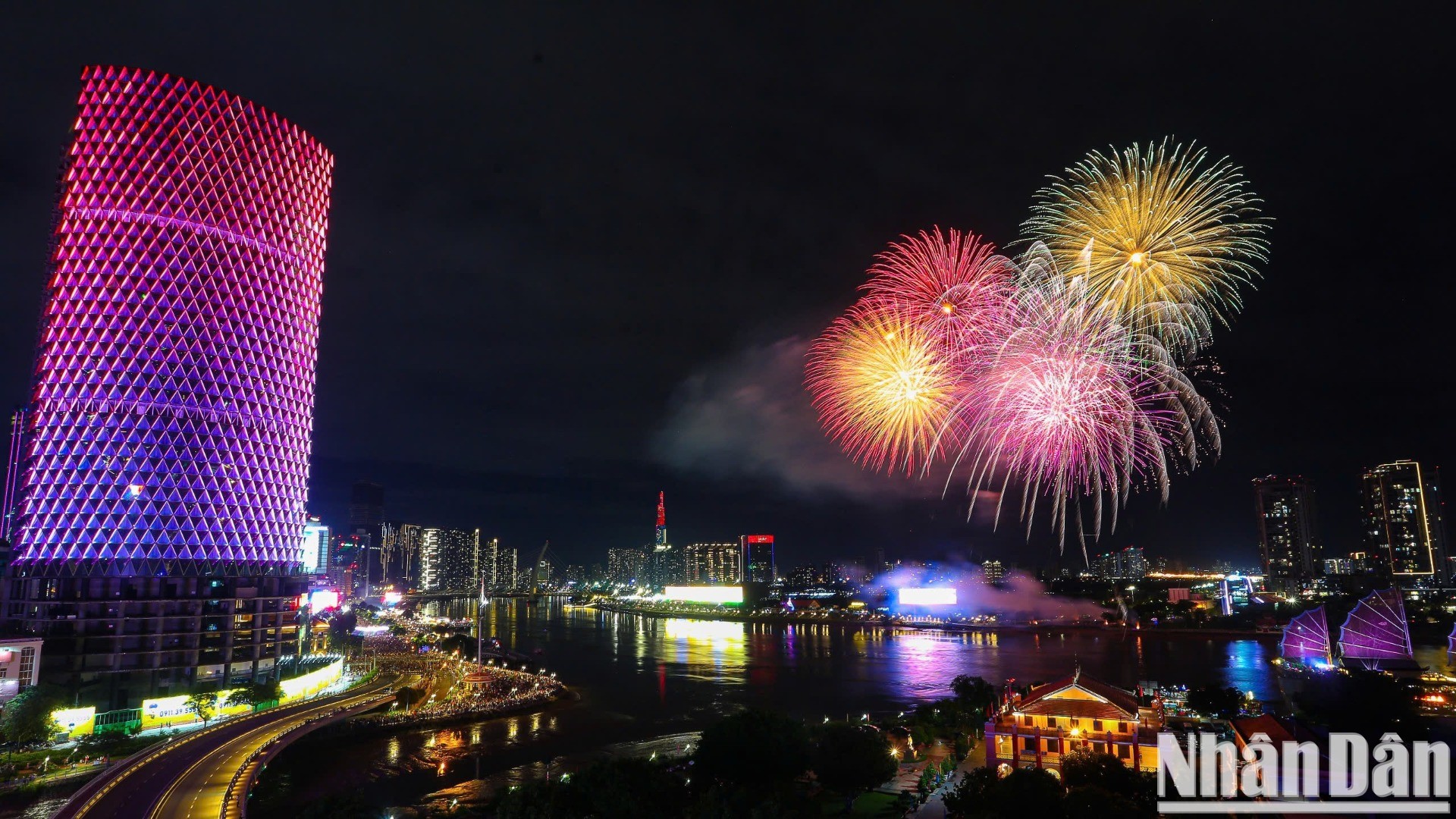 [Foto] Ciudad Ho Chi Minh: Brillantes fuegos artificiales para dar bienvenida al Año Nuevo Lunar 2025