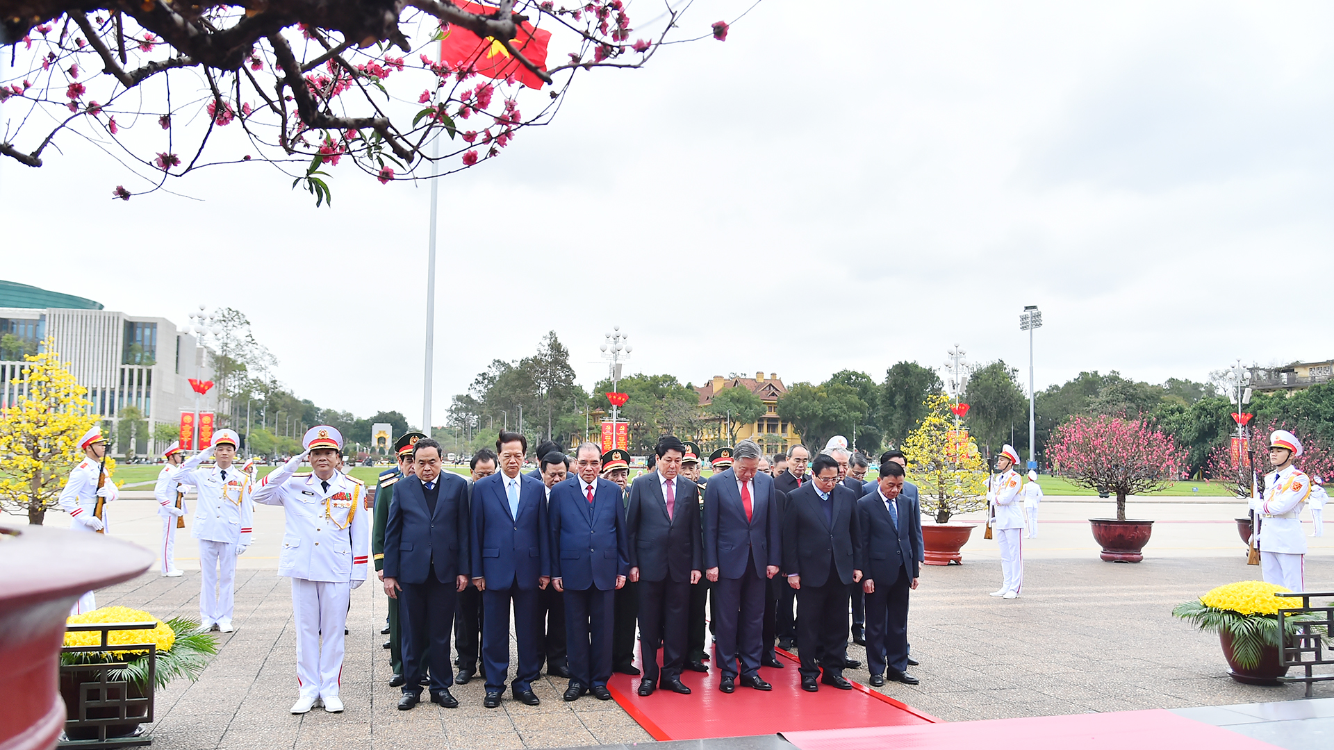 [Foto] Dirigentes y exdirigentes del Partido y el Estado rinden homenaje al Presidente Ho Chi Minh