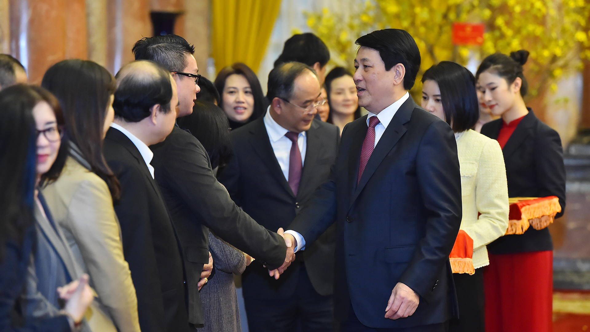 [Foto] Presidente de Vietnam se reúne con funcionarios y personal de la Oficina Presidencial con motivo del Tet