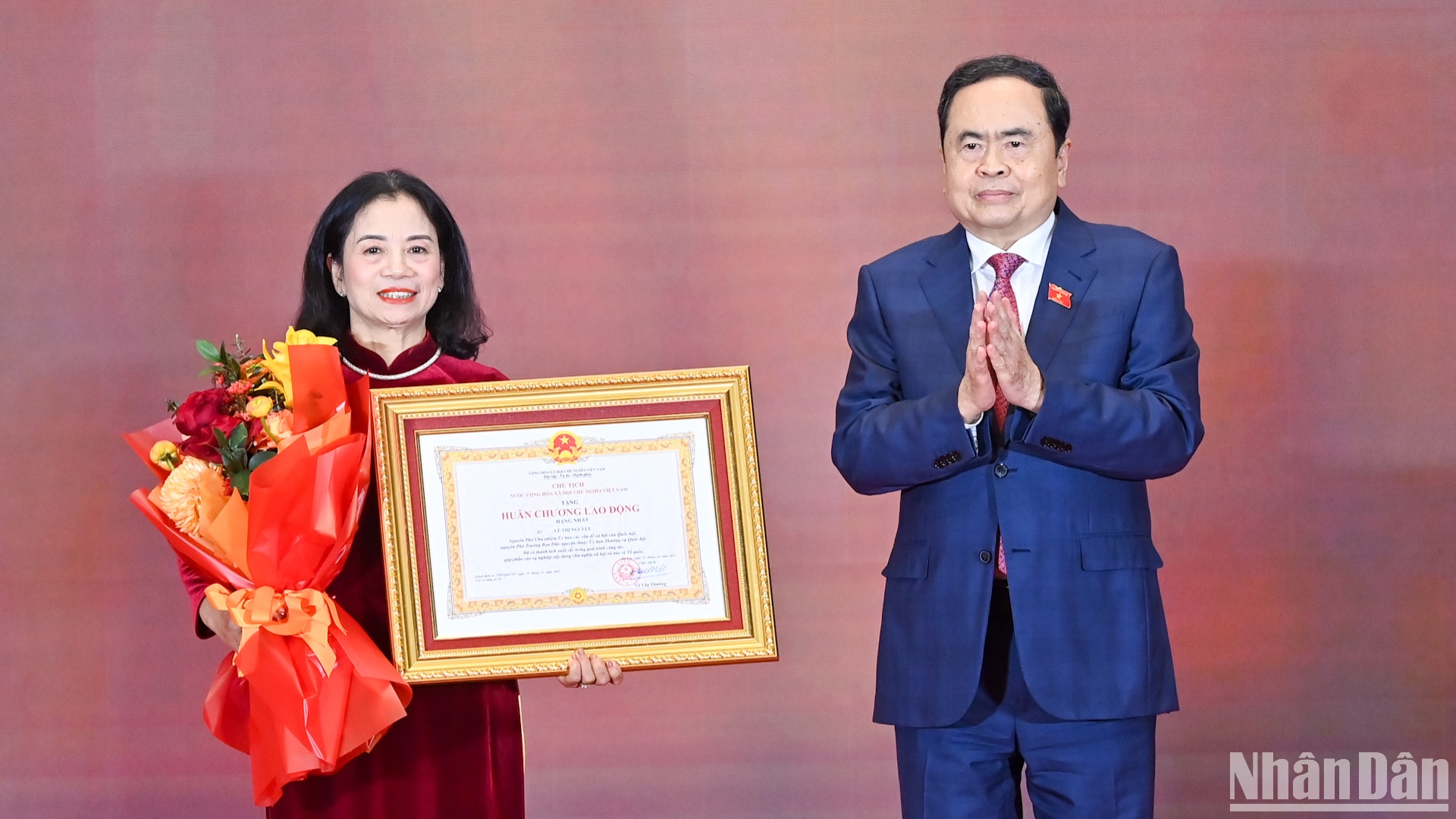 [Foto] Líder legislativo vietnamita entrega certificados de mérito a colectivos e individuos destacados 