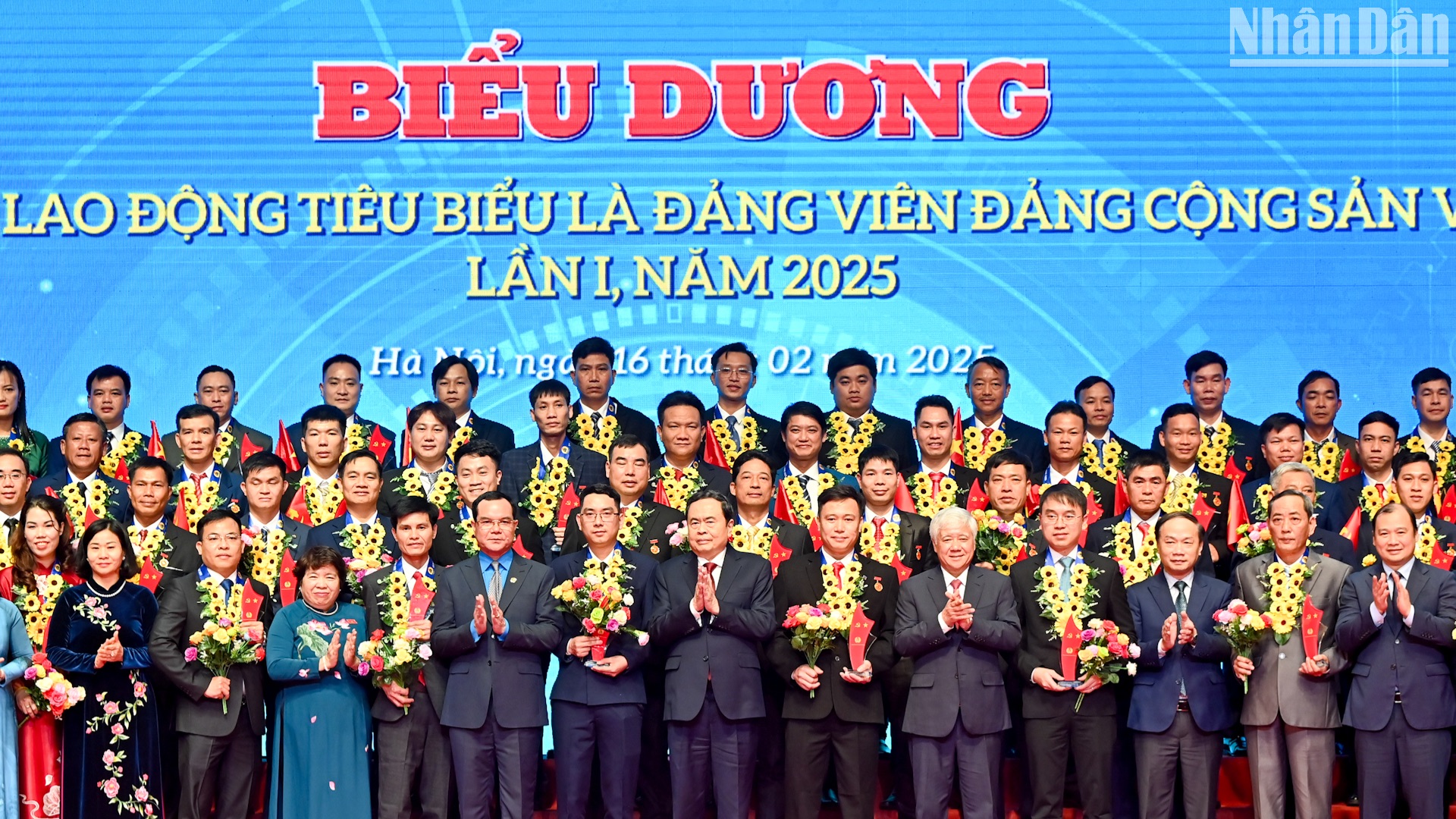 [Foto] Líder legislativo vietnamita asiste a programa "Brillantes ejemplos de trabajadores pioneros"