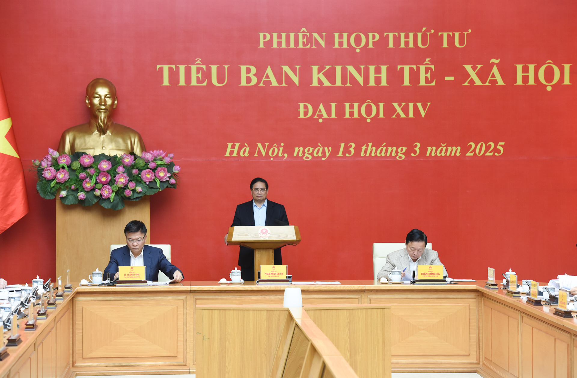 [Foto] Premier vietnamita preside reunión del Subcomité Socioeconómico del XIV Congreso Nacional del PCV