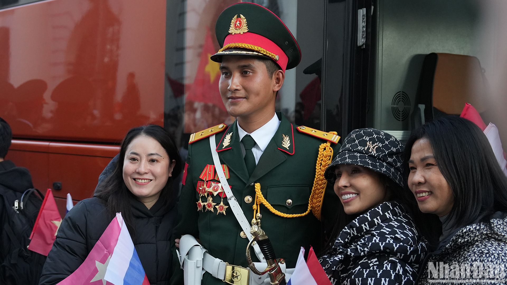 [Foto] Vietnamitas en Rusia reciben a soldados participantes en desfile en Plaza Roja de Moscú