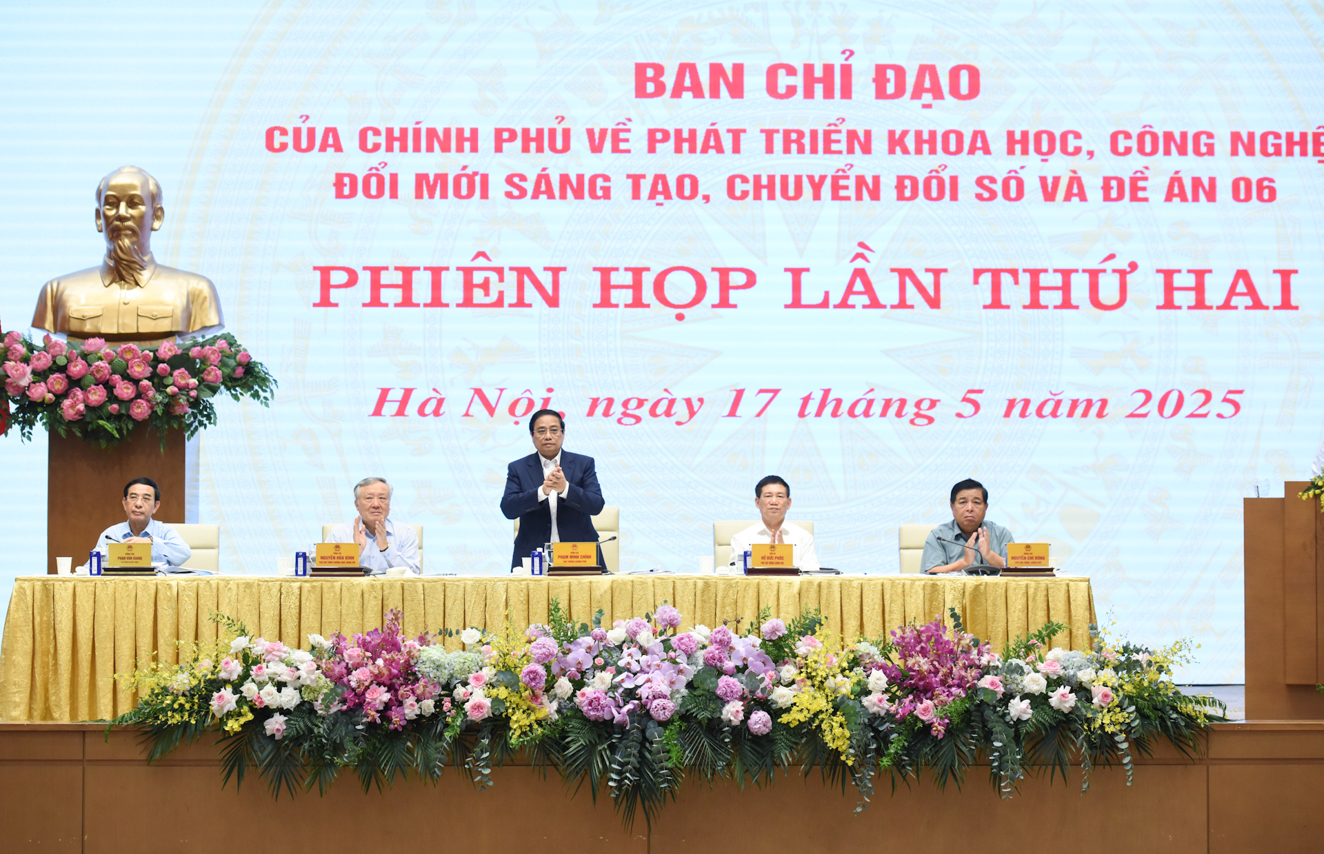 [Foto] Premier vietnamita preside reunión sobre desarrollo de ciencia y tecnología