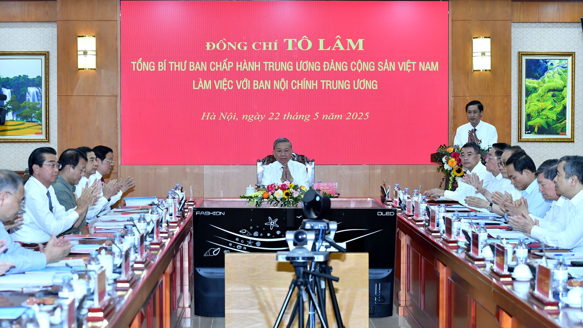 [Foto] Líder partidista vietnamita preside reunión con Comisión de Asuntos Internos del PCV