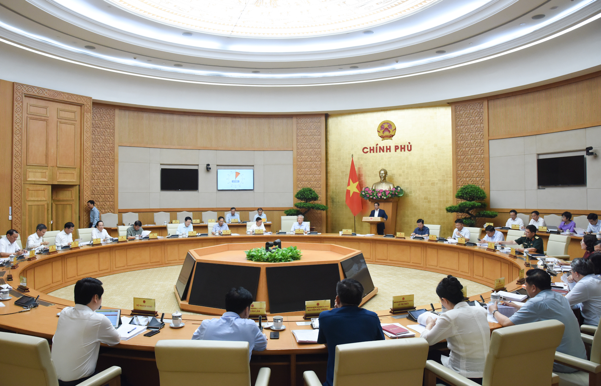 [Foto] Premier vietnamita preside reunión gubernamental sobre elaboración de leyes