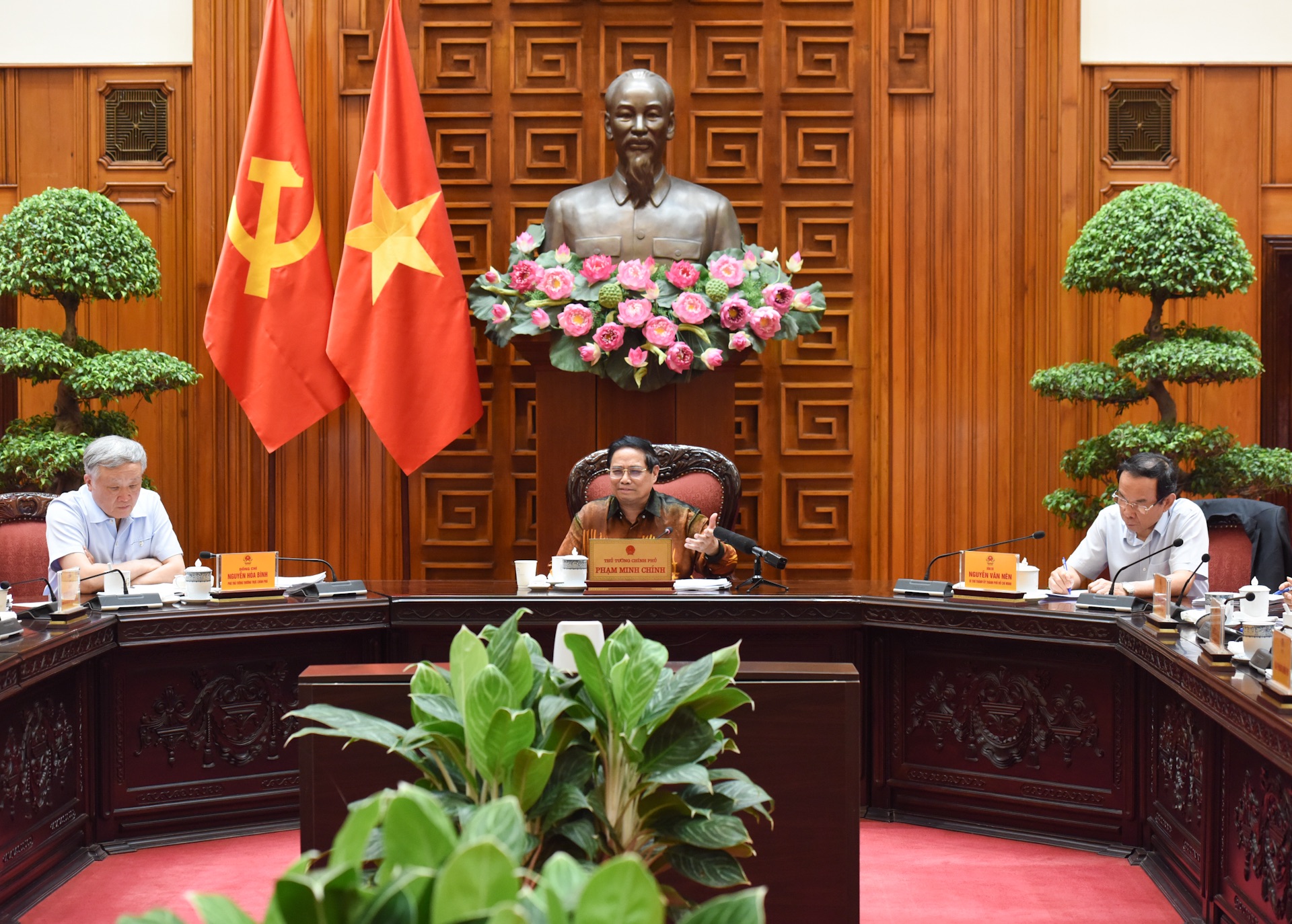 [Foto] Premier vietnamita preside reunión sobre proyecto de resolución de Asamblea Nacional sobre Centro Financiero Internacional 
