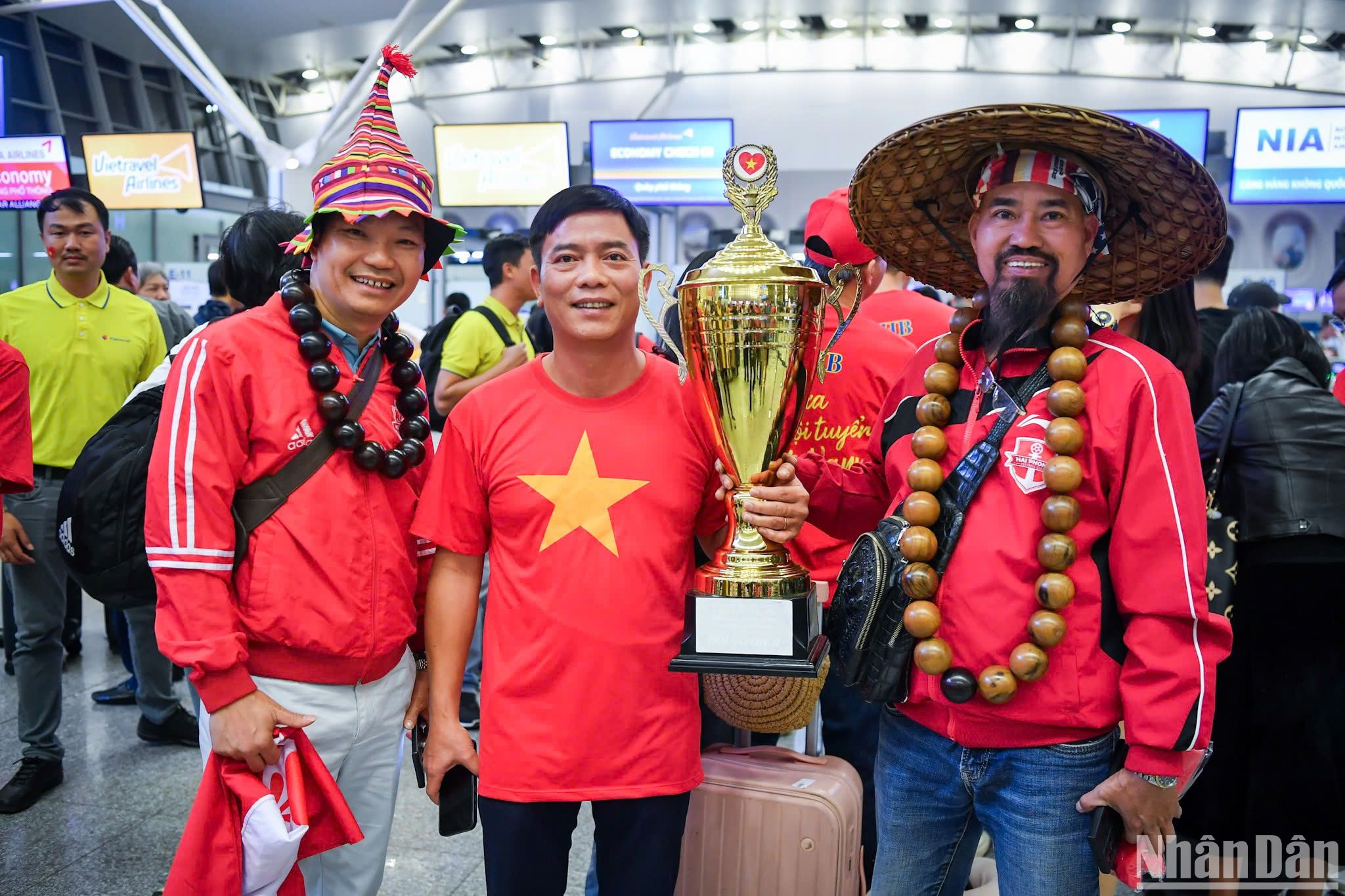 [Foto] Aficionados vietnamitas viajan a Tailandia para animar a su selección nacional de fútbol