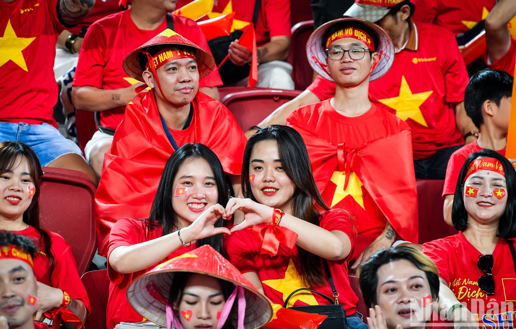 [Foto] Aficionados vietnamitas tiñen de rojo una parte de las gradas del Rajamangala