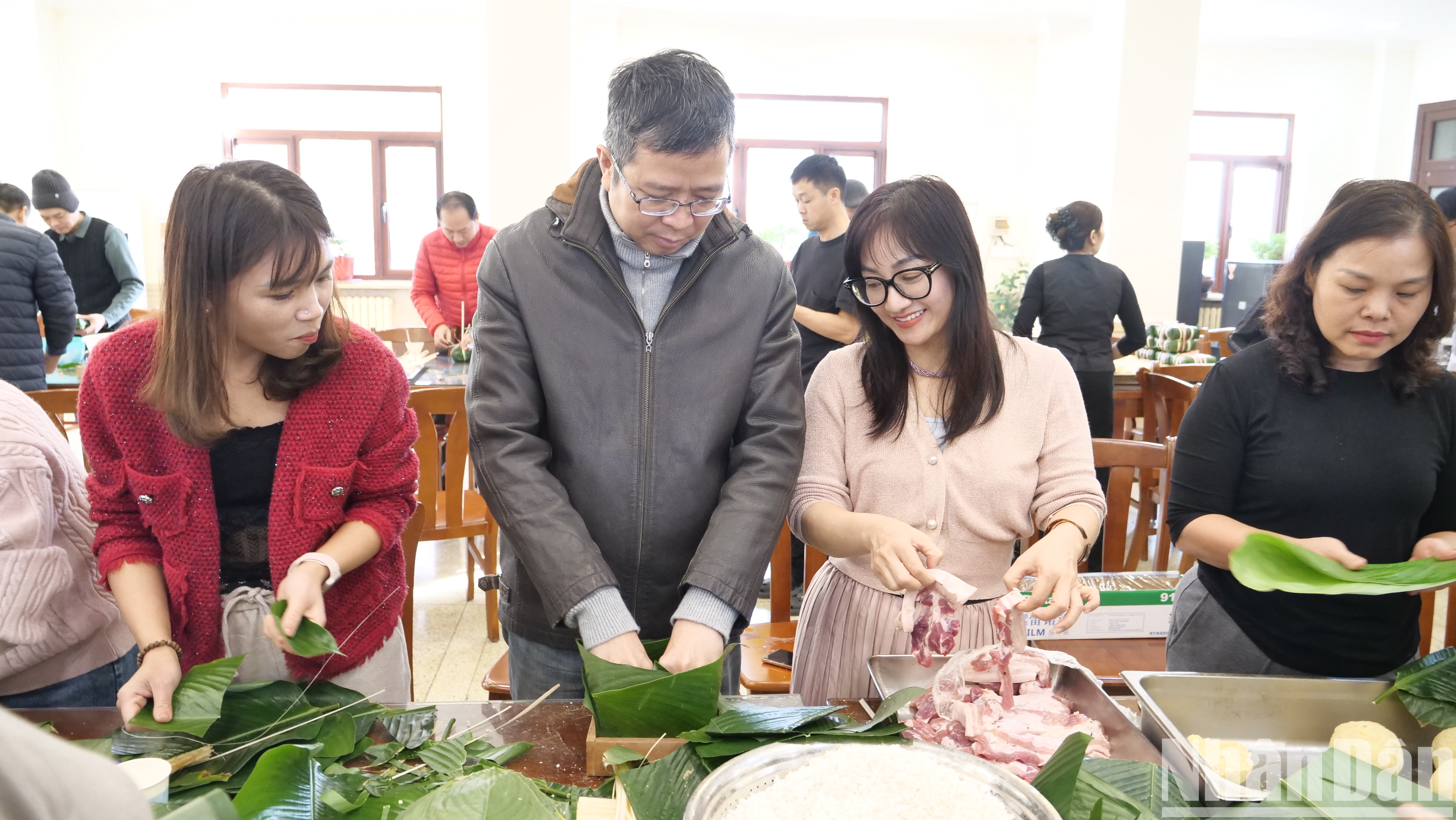 [Foto] Brillante atmósfera de Tet en programa de preparación de “banh chung” en Pekín