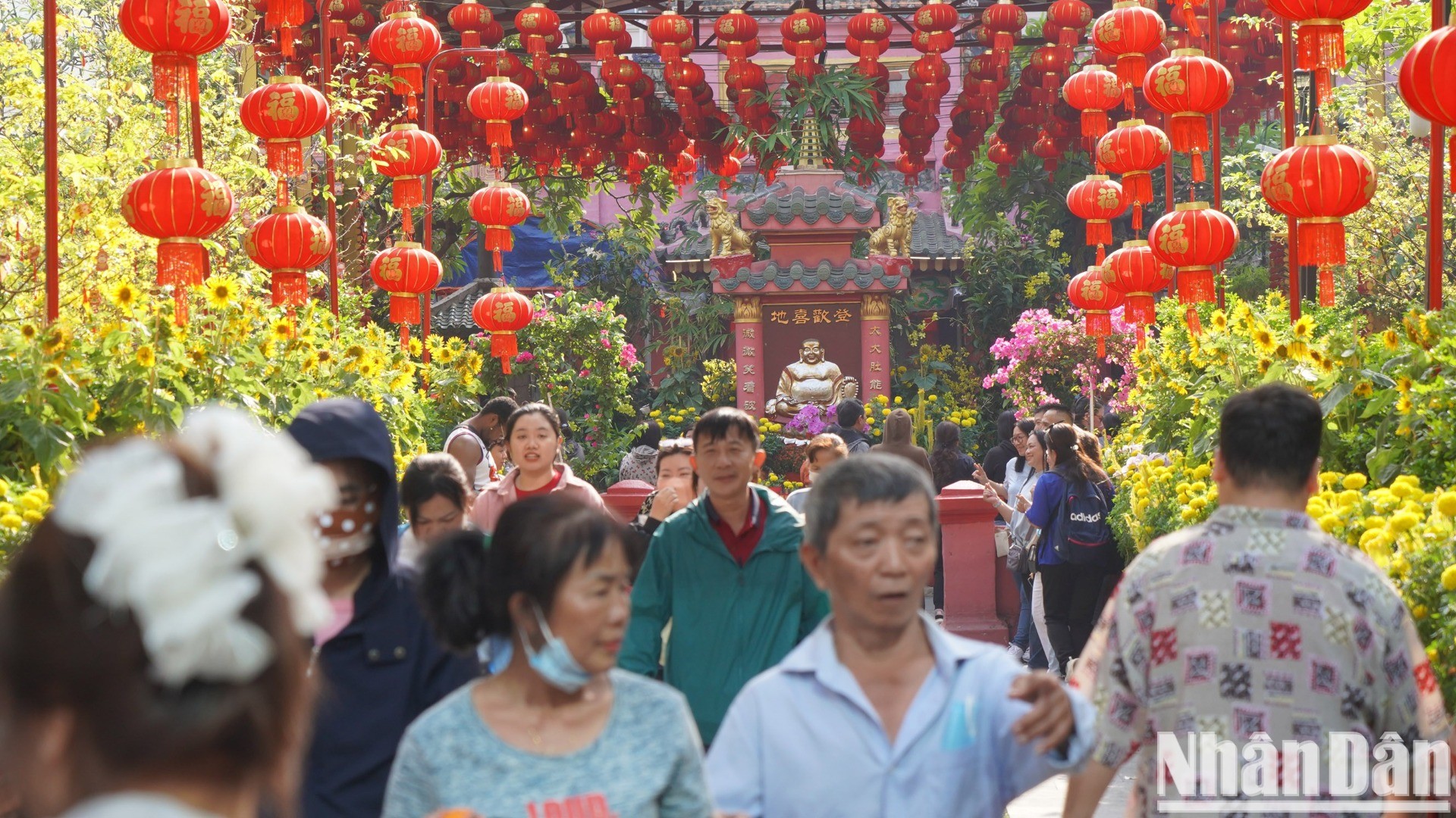 [Foto] Numerosos pobladores de Ciudad Ho Chi Minh visitan la Pagoda Ngoc Hoang a principios de año