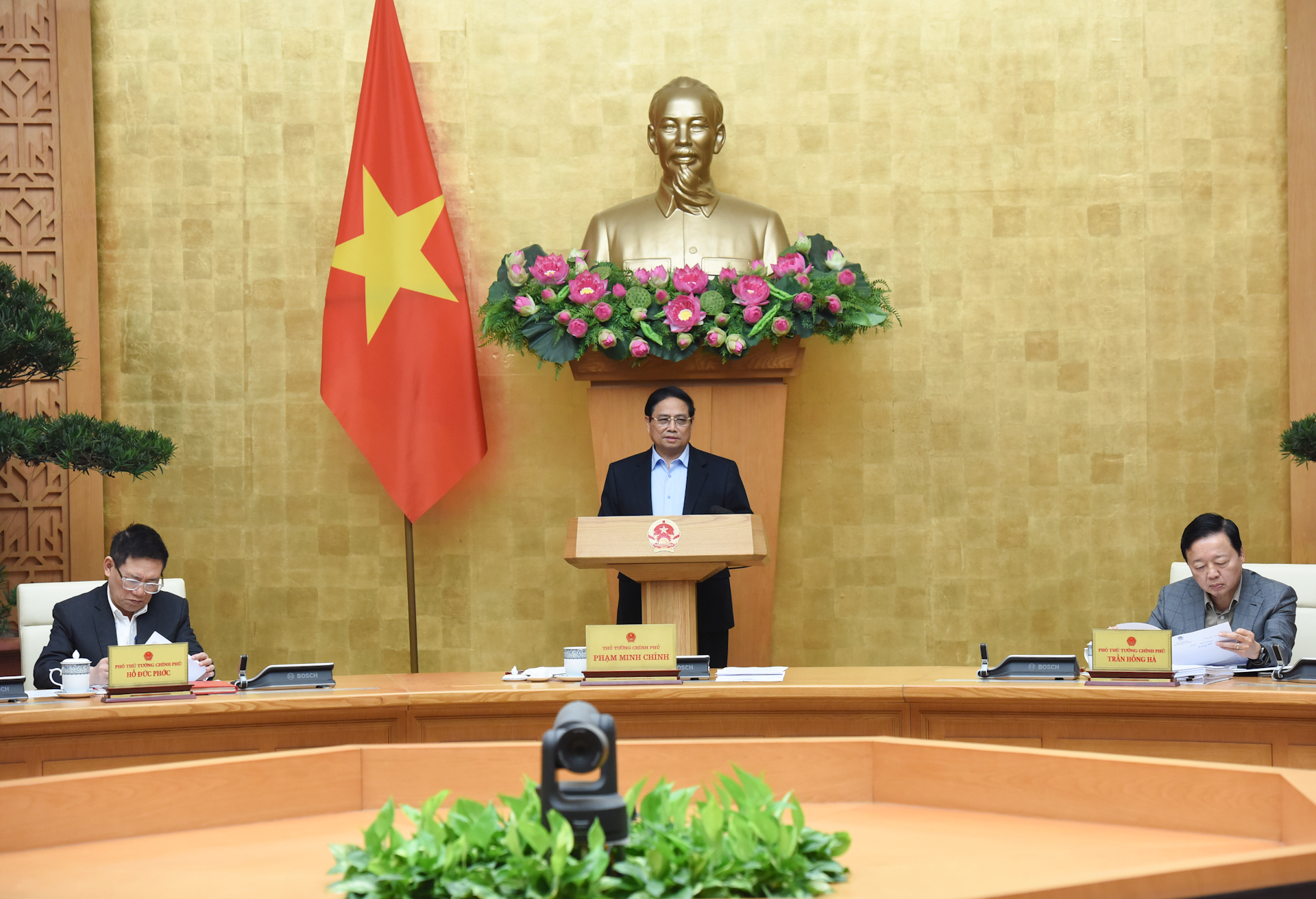 [Foto] Premier vietnamita preside una reunión para evaluar la situación económica regional y mundial