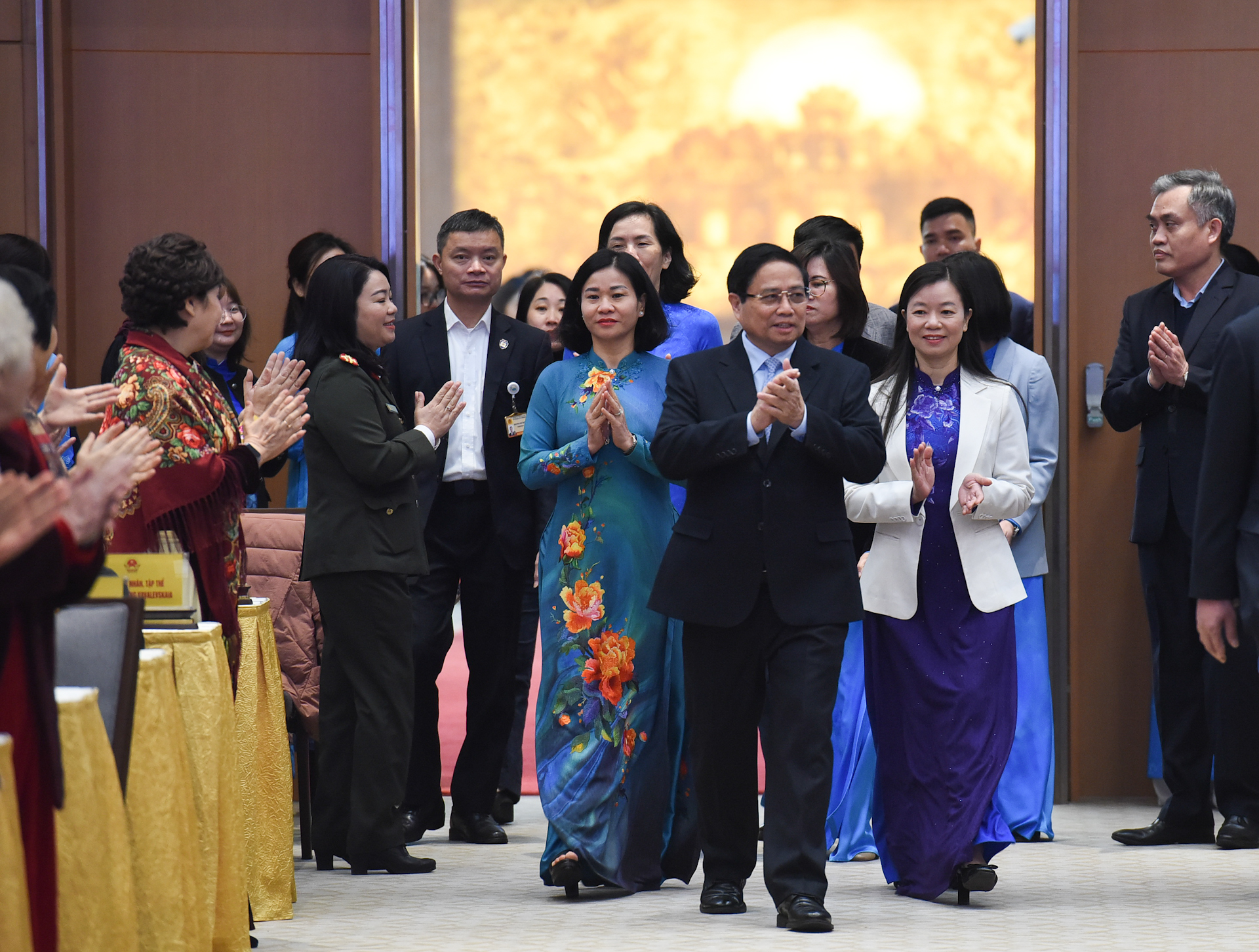 [Foto] Premier vietnamita se reúne con heroínas y científicas ganadoras del premio Kovalevskaia