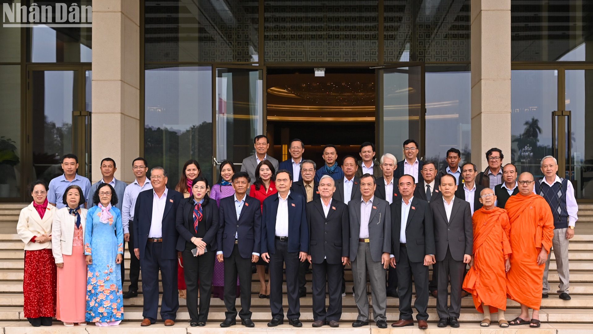 [Foto] Titular del Legislativo se reúne con diputados de provincia de Soc Trang