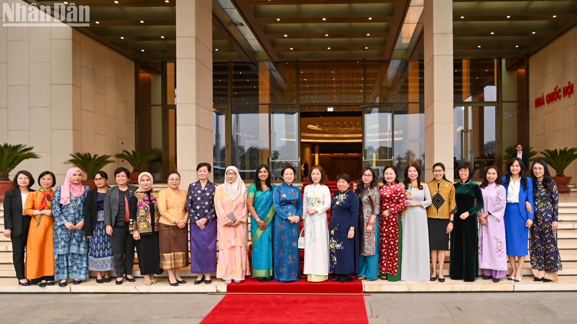 [Foto] Cónyuge del titular del Parlamento vietnamita sostiene reunión con Grupo de Mujeres de Comunidad de Asean