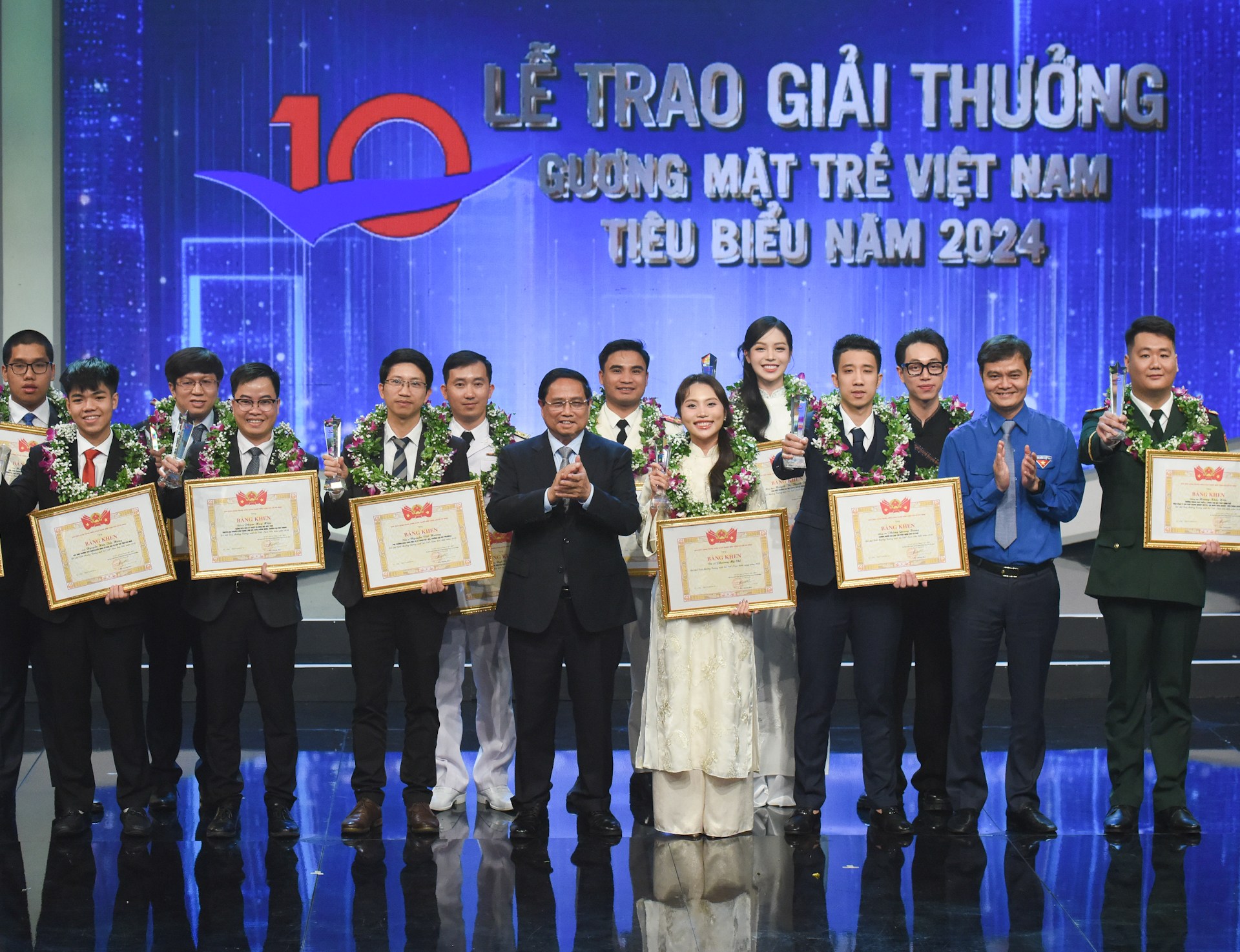 [Foto] Premier vietnamita asiste a ceremonia de entrega de premios a rostros jóvenes destacados en 2024