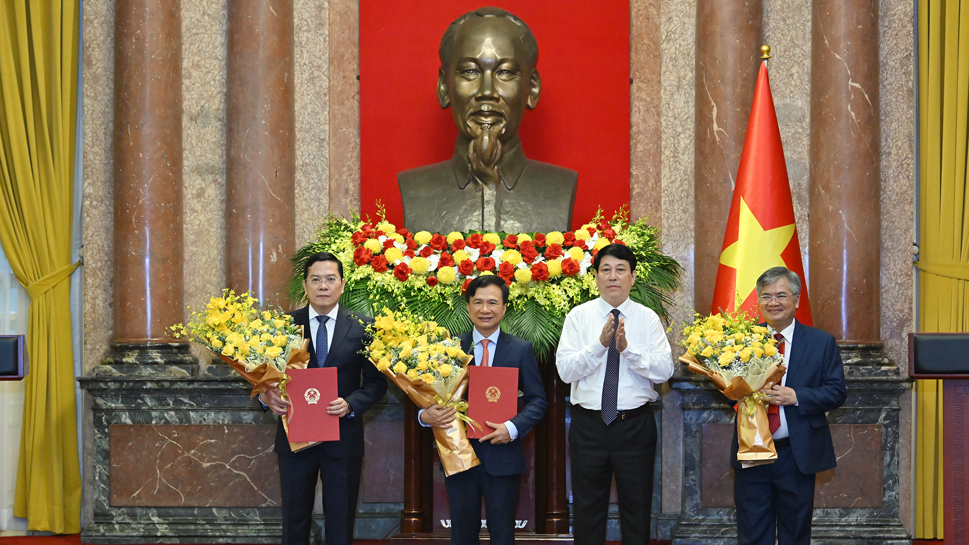 [Foto] Entregan decisión de nombramiento al nuevo subjefe de la Oficina Presidencial de Vietnam