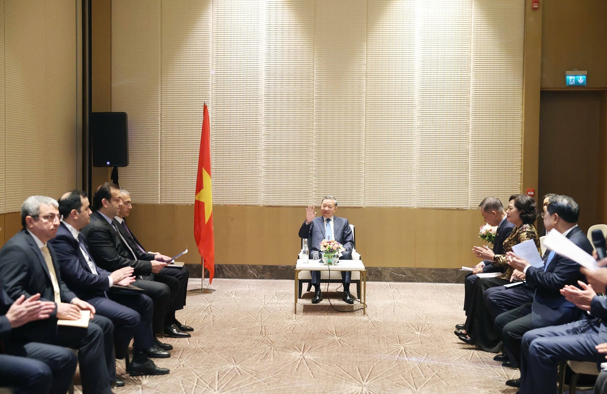 [Foto] Líder partidista de Vietnam recibe a directivos de empresas azerbaiyanas