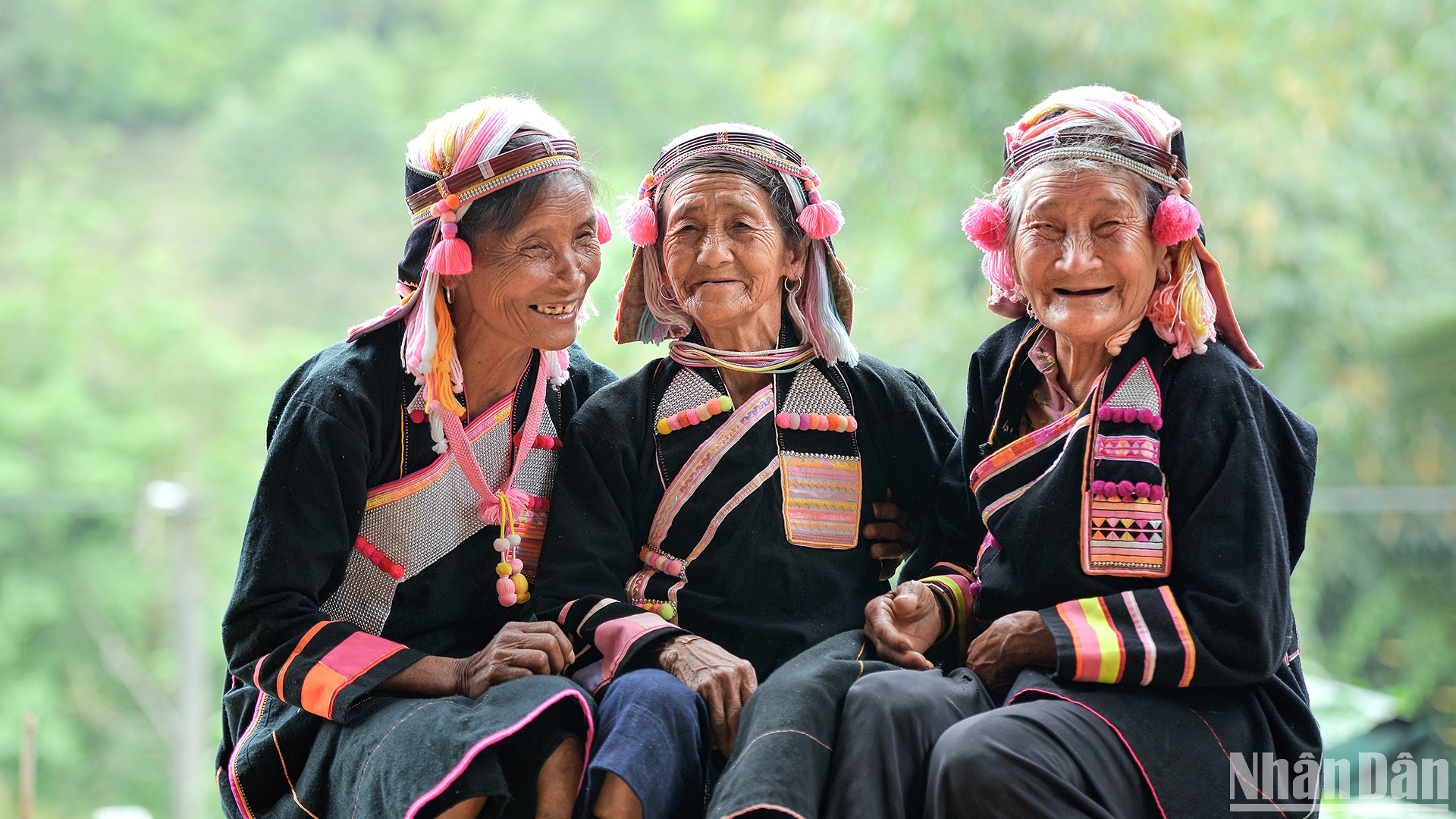 [Foto] La belleza de los trajes de la etnia vietnamita Ha Nhi en el pueblo de Pa Pang