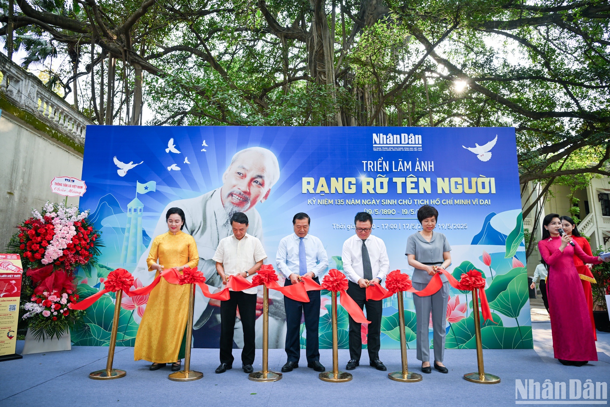 [Foto] Visiten la exposición fotográfica del periódico Nhan Dan por el 135º natalicio del Presidente Ho Chi Minh