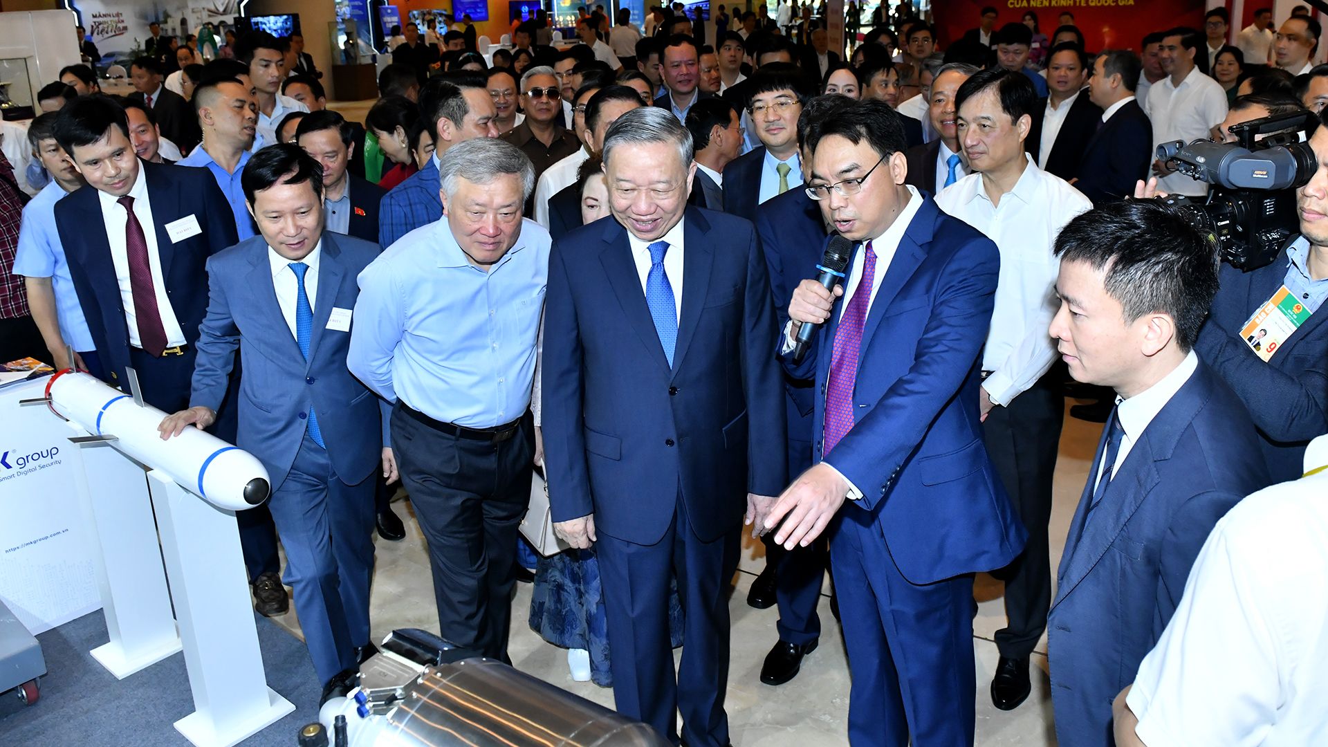[Foto] Líder partidista vietnamita visita exposición de logros en el desarrollo de economía privada