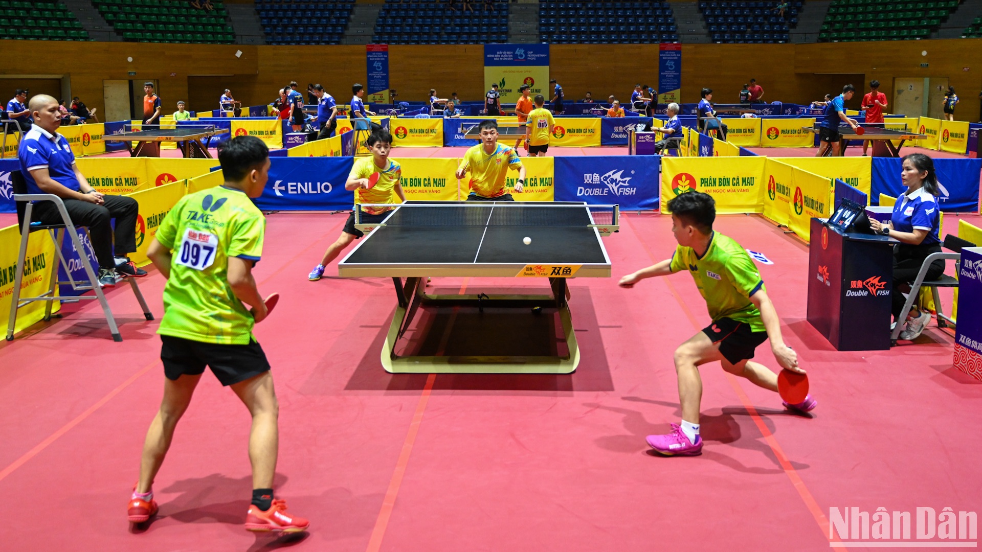 [Foto] Anh Hoang y Dinh Duc revalidan con éxito el título de dobles masculinos en Campeonato Nacional de Tenis de Mesa 