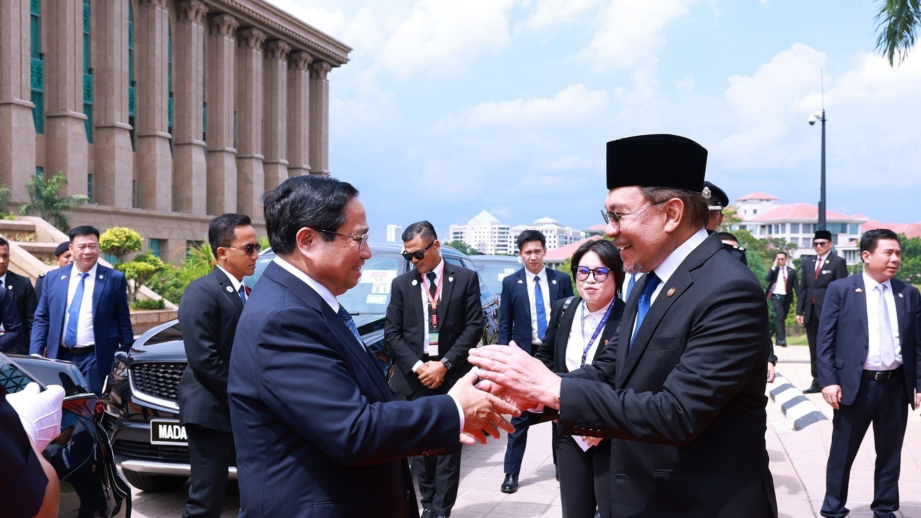 [Foto] Efectúan en Malasia ceremonia oficial de bienvenida al primer ministro de Vietnam