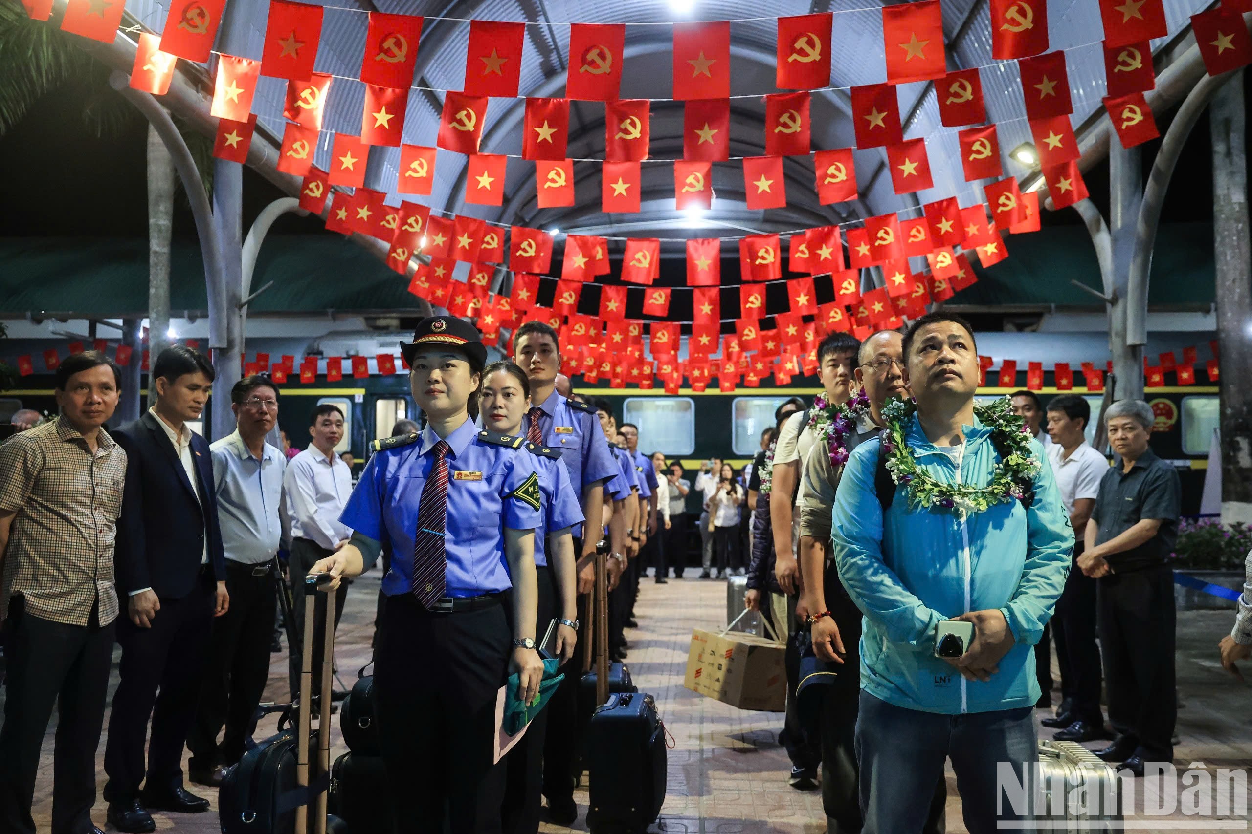 Los primeros pasajeros del reanudado servicio ferroviario transfronterizo China-Vietnam tras cinco años