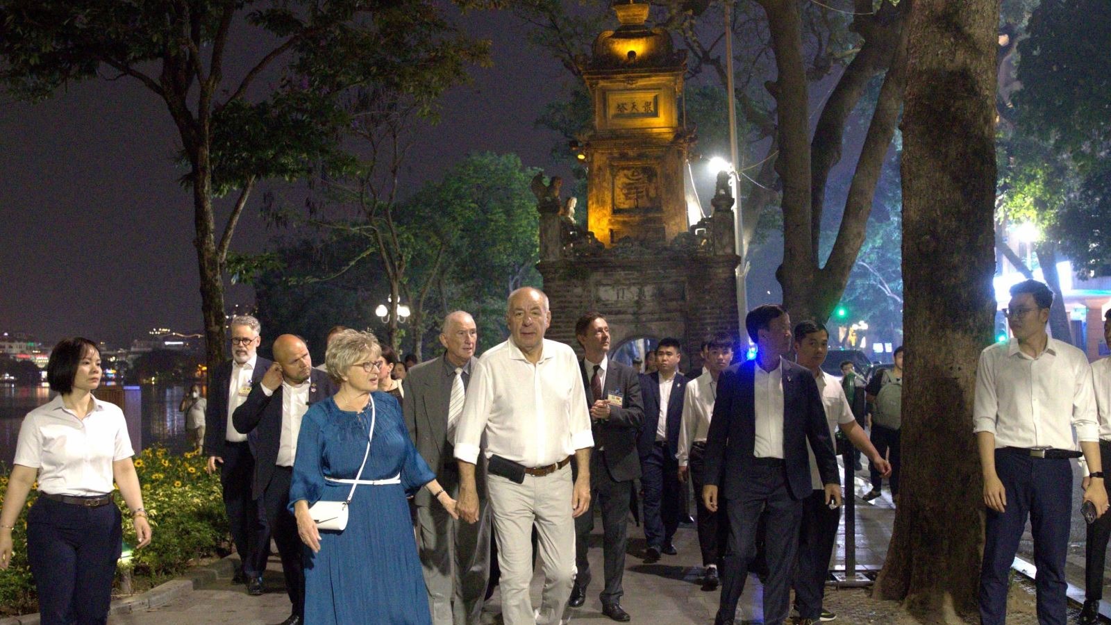 [Foto] Presidente húngaro y su esposa pasean por el lago Hoan Kiem