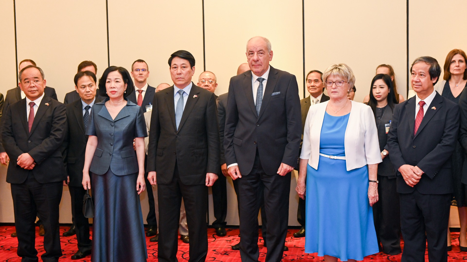 [Foto] Dirigentes vietnamita y húngaro inauguran exposición fotográfica de Bozoky Dezso