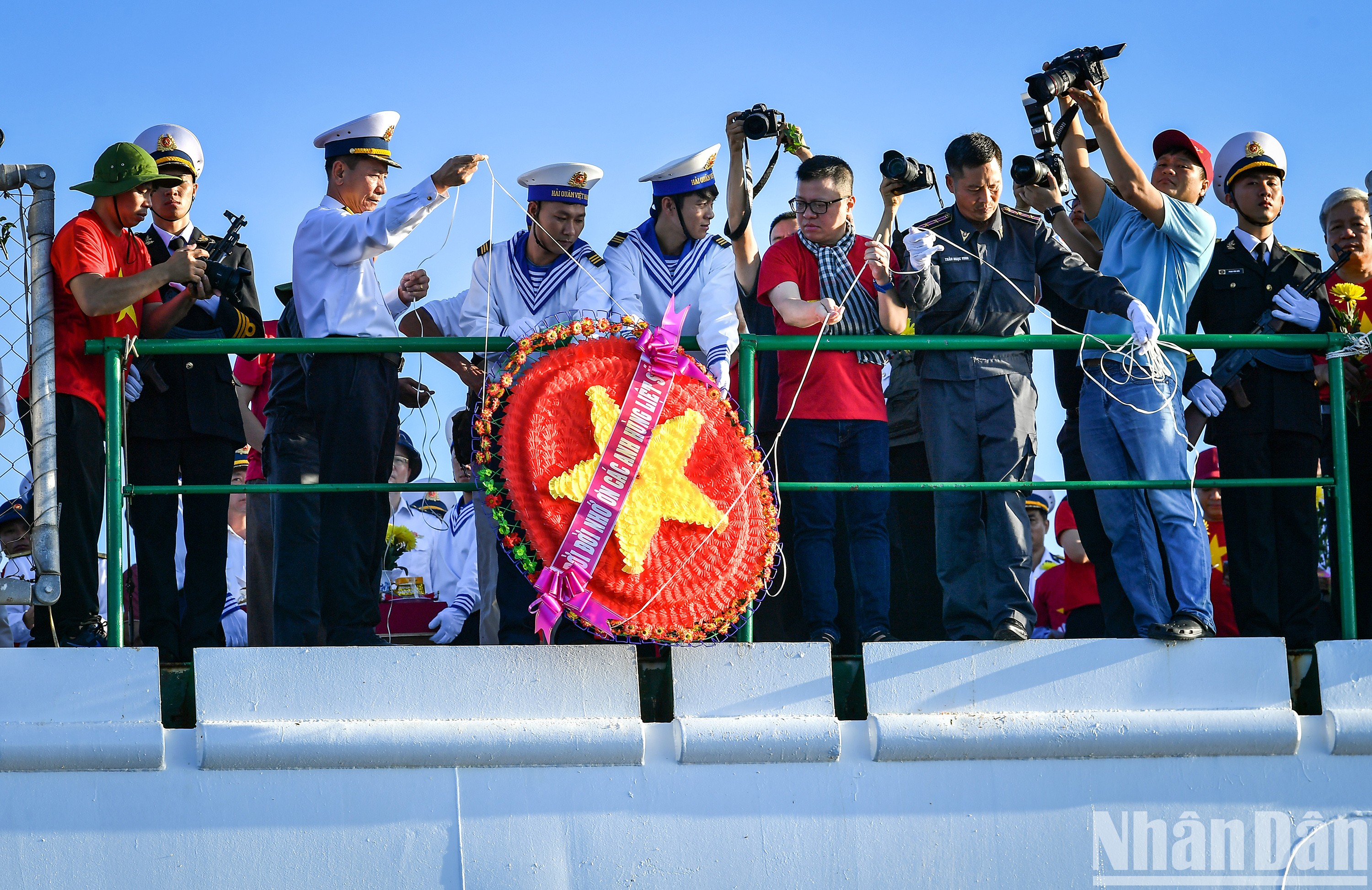 [Foto] Periodistas rinden homenaje a los soldados caídos en Gac Ma