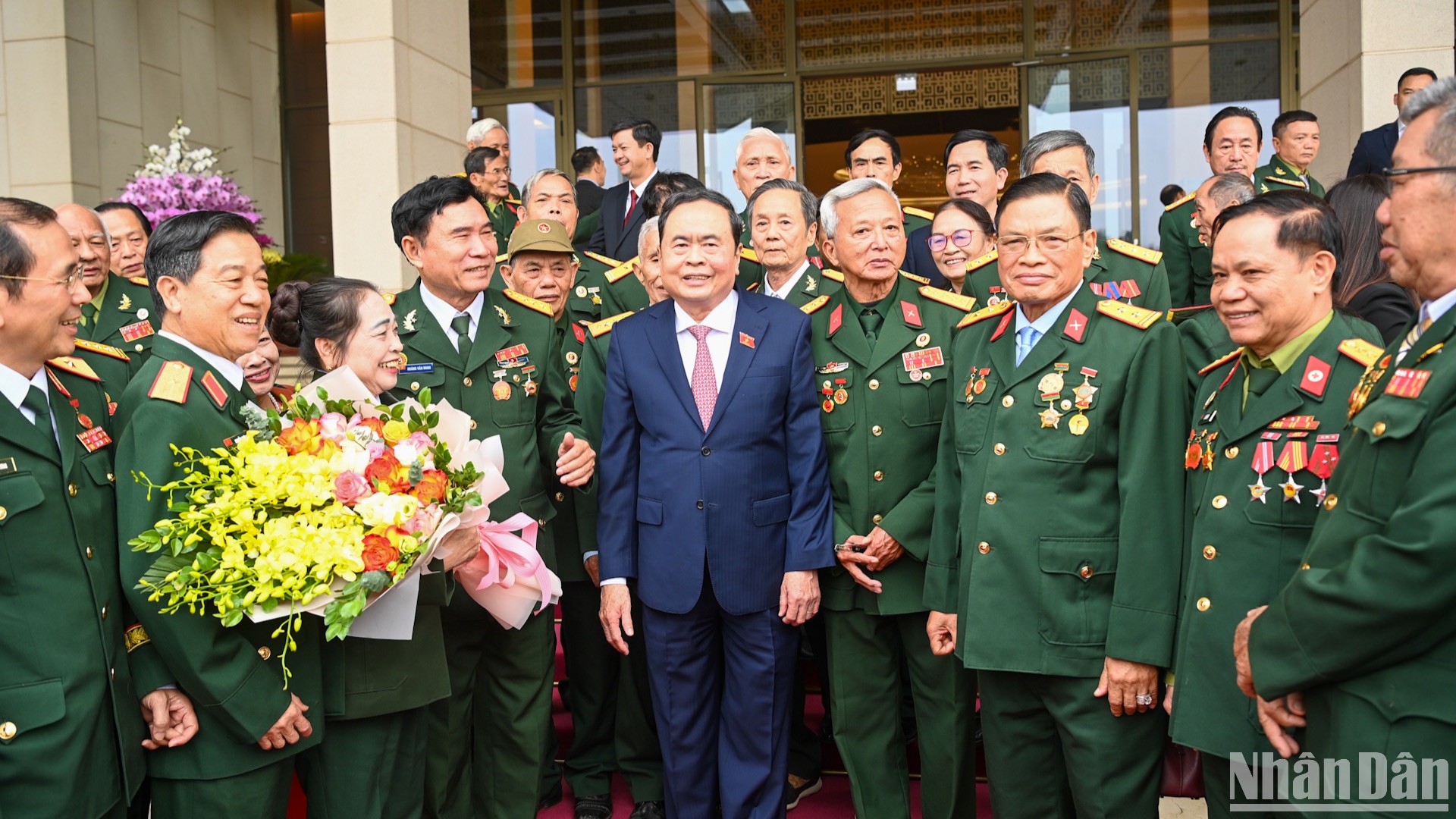 [Foto] Máximo legislador vietnamita se reúne con personas meritorias del Regimiento 271 de la Región Militar de Tri Thien