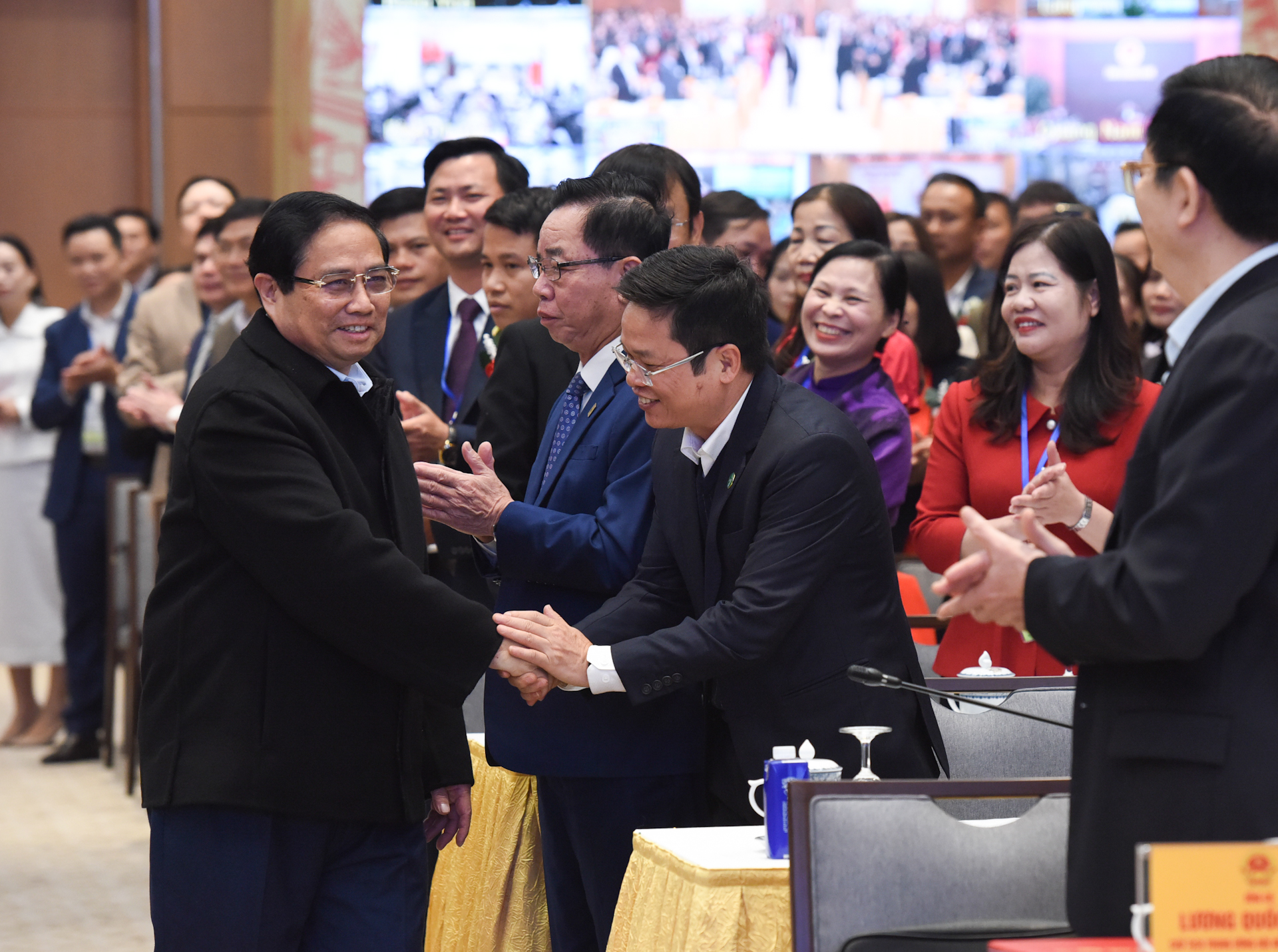 [Foto] Primer ministro de Vietnam dialoga con agricultores