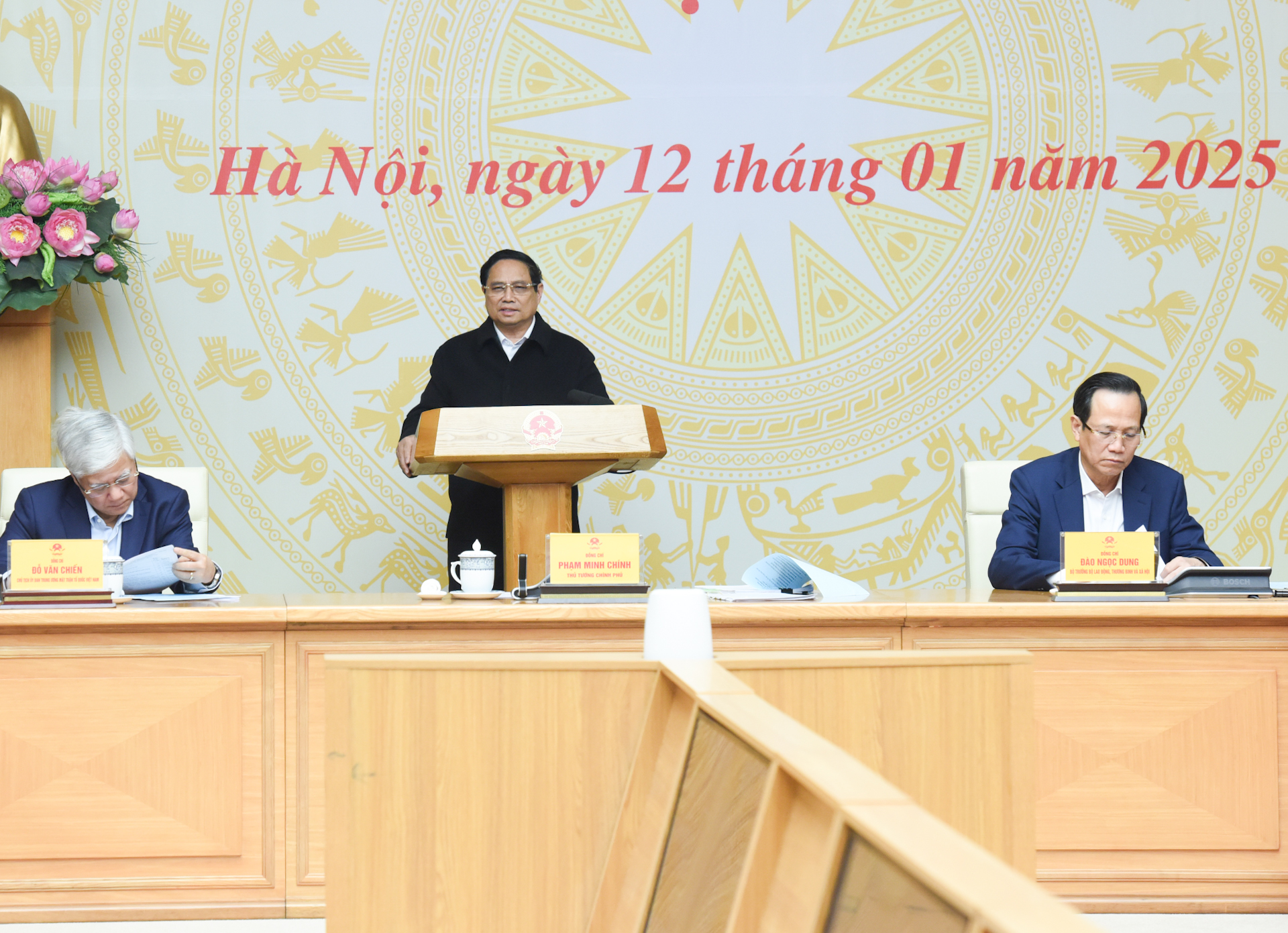 [Foto] Premier vietnamita preside reunión sobre eliminación de viviendas temporales y en ruinas
